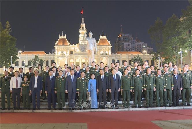 Đoàn đại biểu Lãnh đạo Đảng, Nhà nước chụp ảnh lưu niệm tại chương trình. 