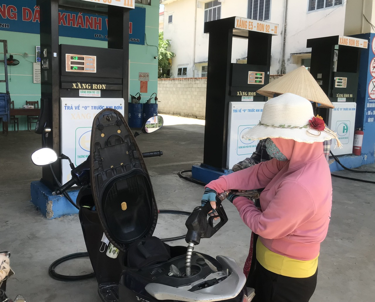 Người dân đổ xăng tại một cây xăng trên địa bàn huyện Khánh Vĩnh