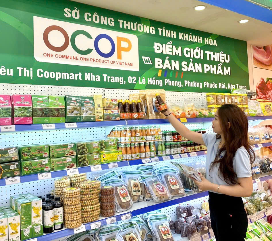 Người dân mua hàng tại Siêu thị Co.opmart Nha Trang