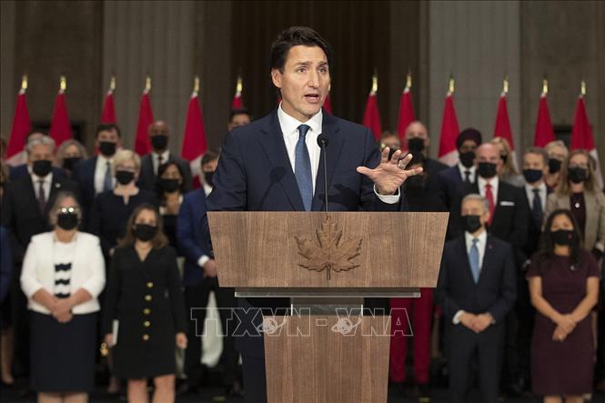 Thủ tướng Canada Justin Trudeau trong cuộc họp báo với các thành viên nội các mới tại Ottawa, ngày 26/10/2021. Ảnh: Canadian Press/TTXVN
