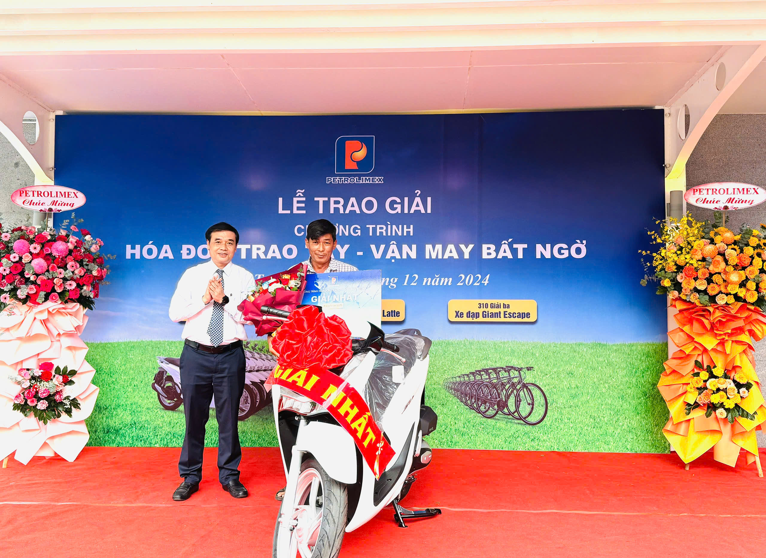 Ông Ngô Văn Vân - Phó Giám đốc Công ty Xăng dầu Phú Khánh trao giải Nhất cho ông Nguyễn Đức Hải, huyện Cam Lâm