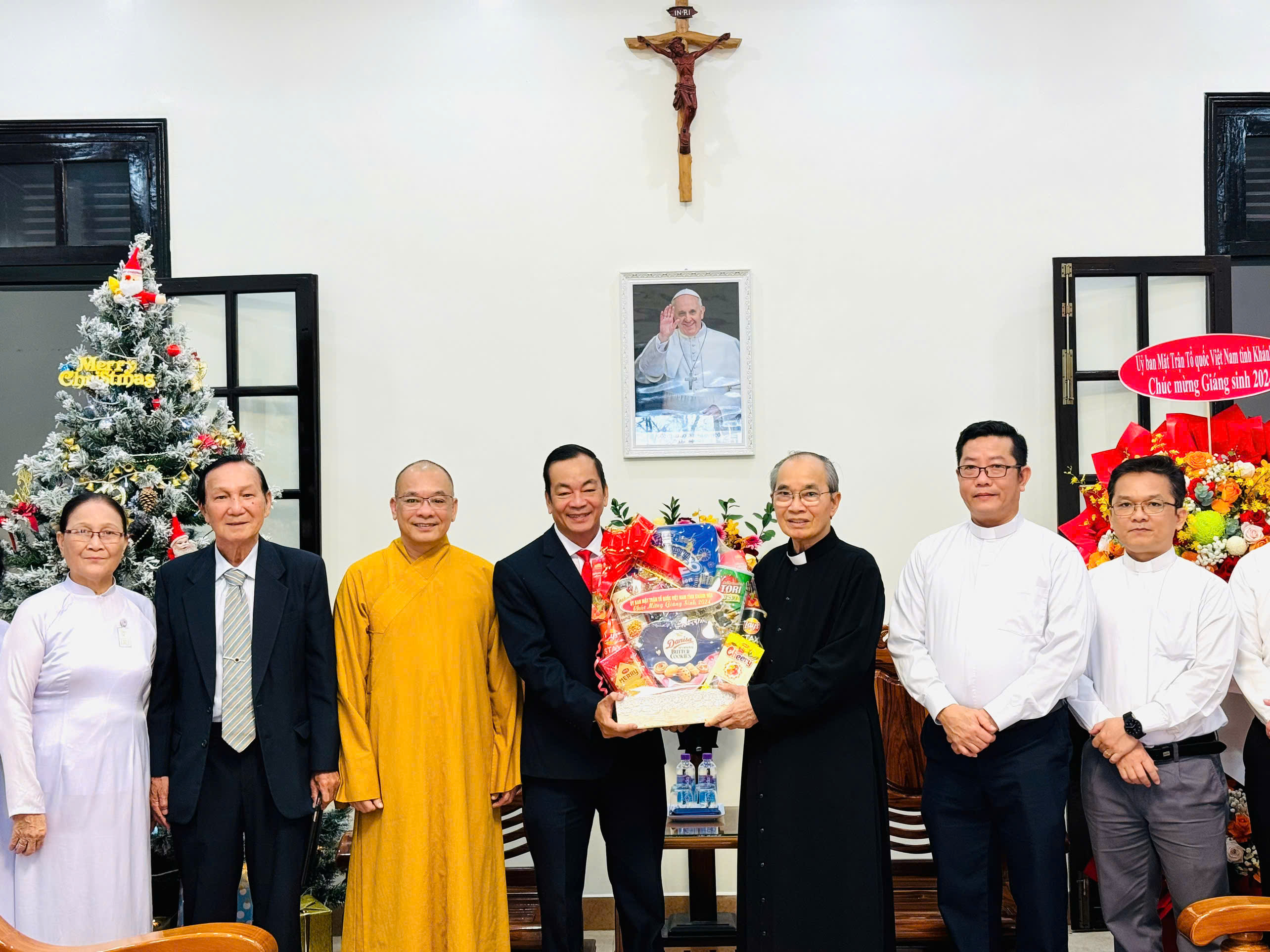 Ông Nguyễn Văn Thiện chúc mừng Toà Giáo mục Giáo phận Nha Trang