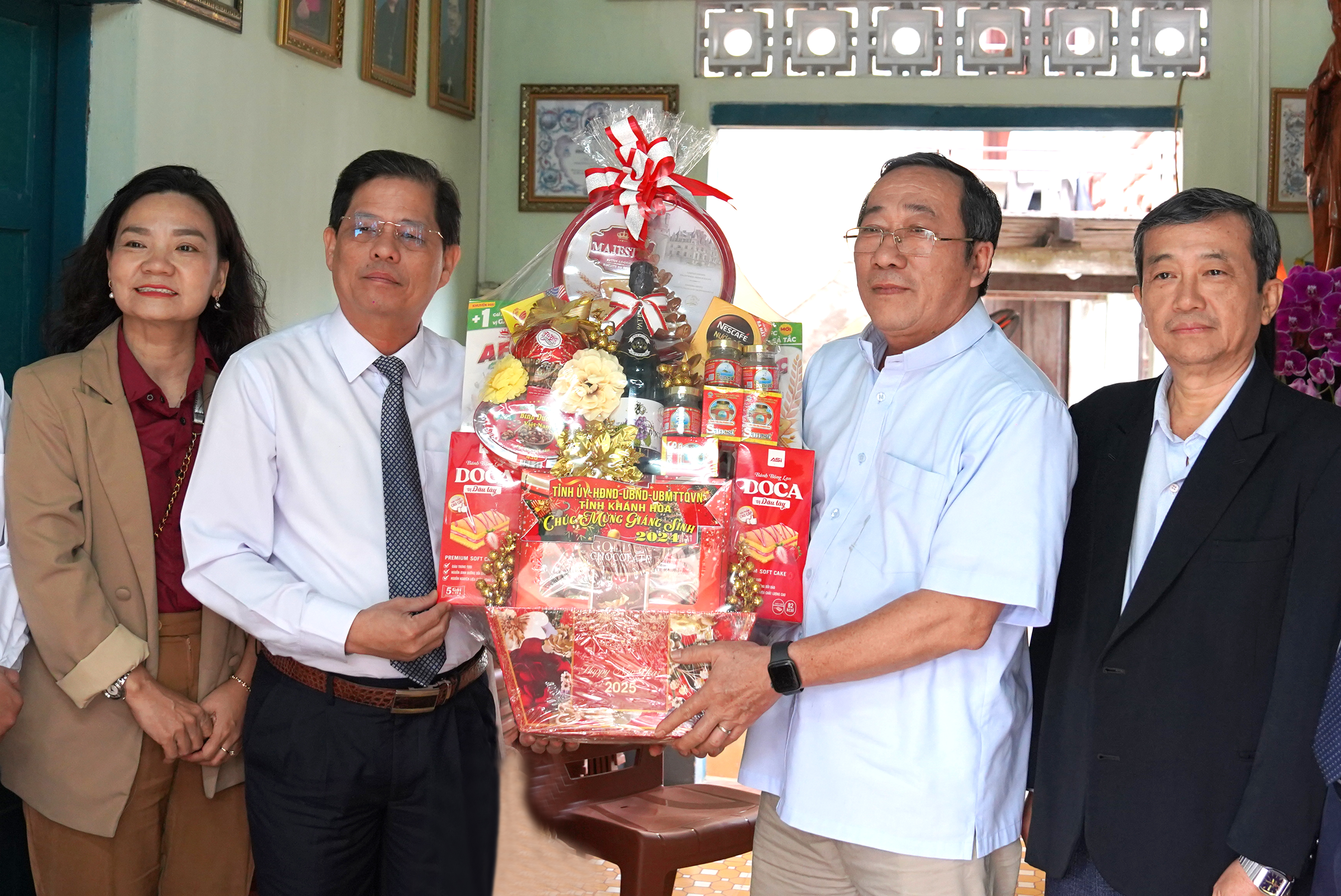 Chủ tịch UBND tỉnh Nguyễn Tấn Tuân thăm Linh mục Nguyễn Hòa - Chủ tịch Ủy ban Đoàn kết Công giáo tỉnh nhân dịp lễ Giáng sinh 2024