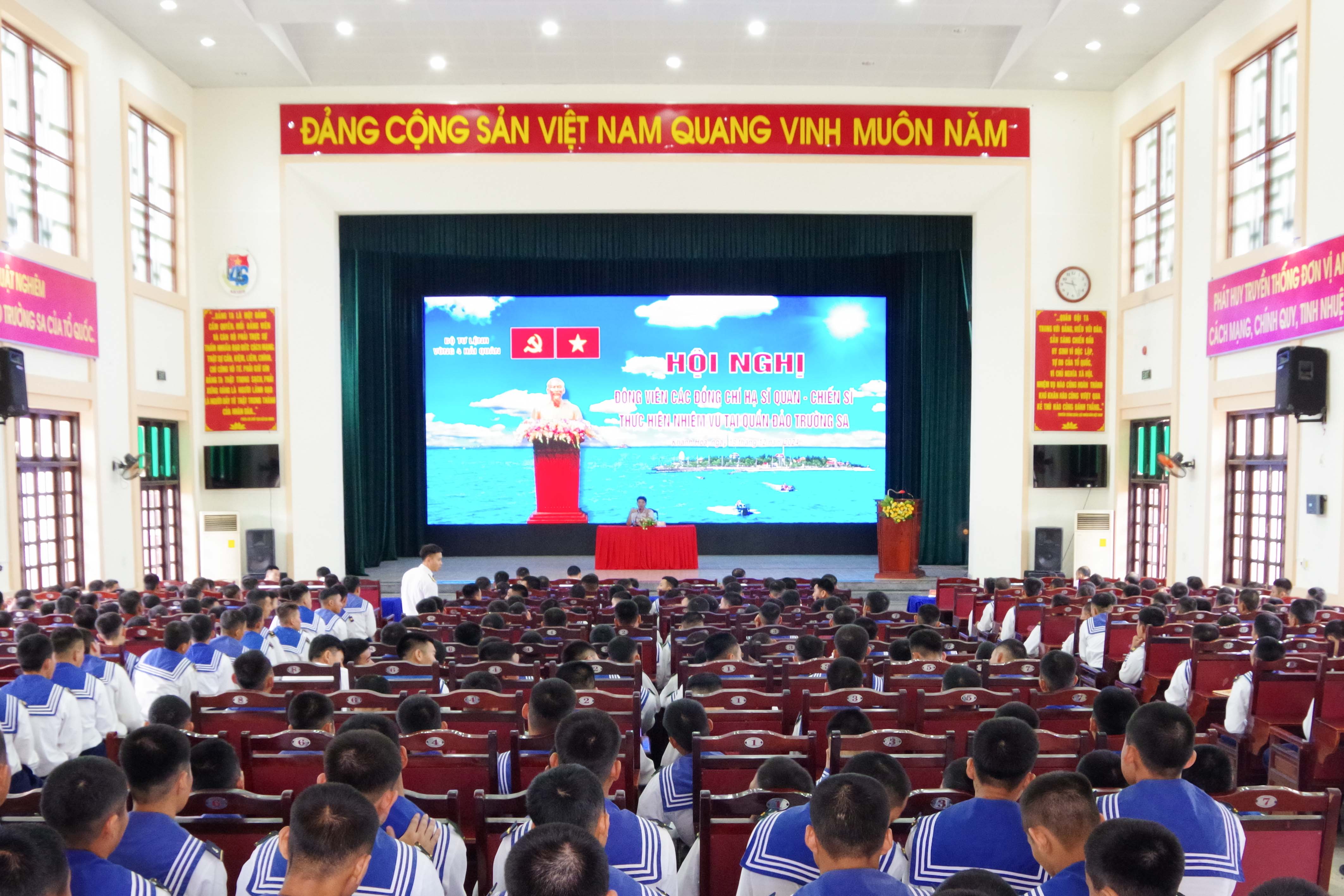 Gặp gỡ, động viên hạ sĩ quan, binh sĩ chuẩn bị ra công tác tại quần đảo Trường Sa