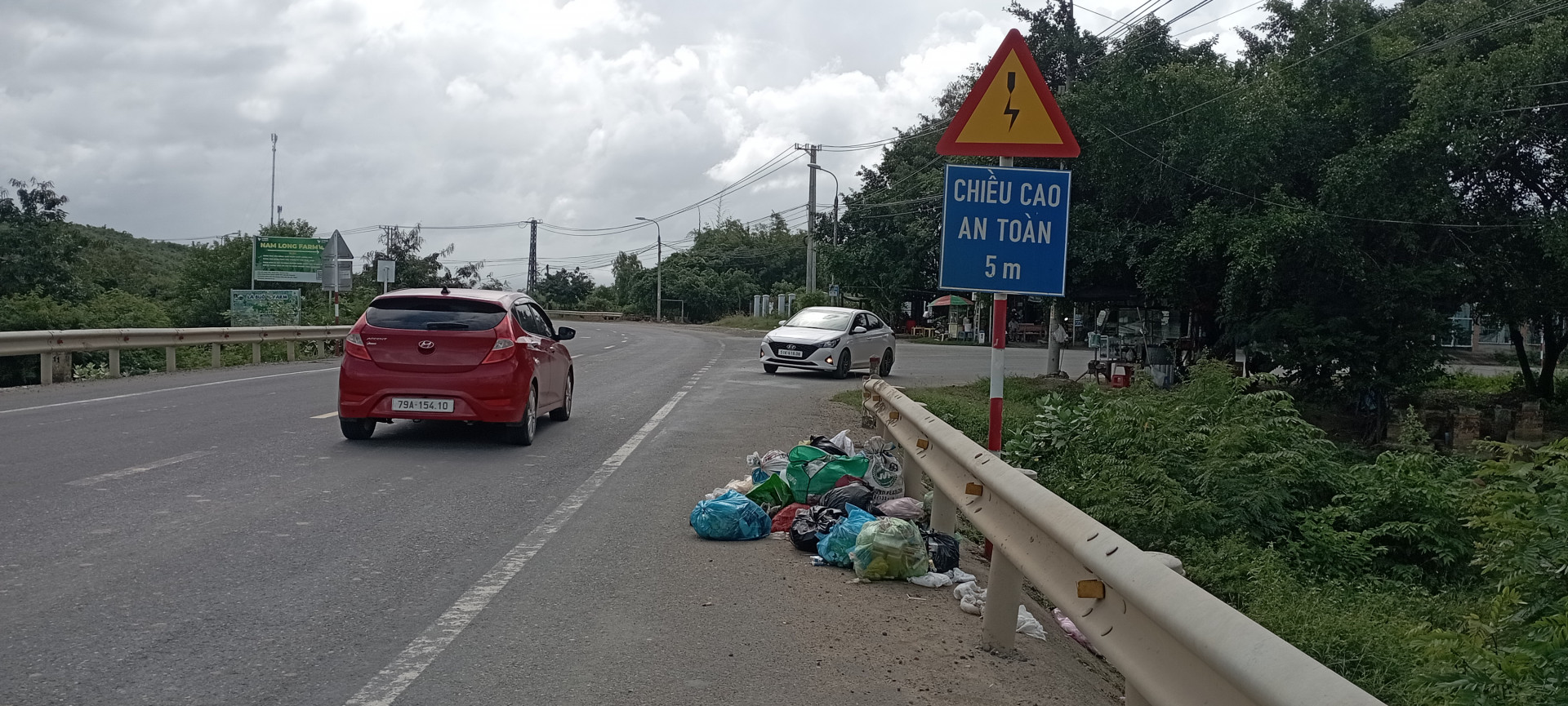 Vứt rác bừa bãi bên đường