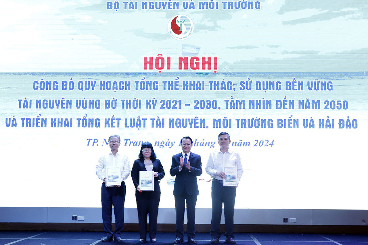 Bộ trưởng Bộ Tài Nguyên và Môi trường Đỗ Đức Duy trao Hồ sơ Quy hoạch tổng thể khai thác, sử dụng bền vững tài nguyên vùng bờ thời kỳ 2021 - 2030, tầm nhìn đến năm 2050 cho đại diện UBND các tỉnh: Khánh Hòa, Phú Yên và Kiên Giang.