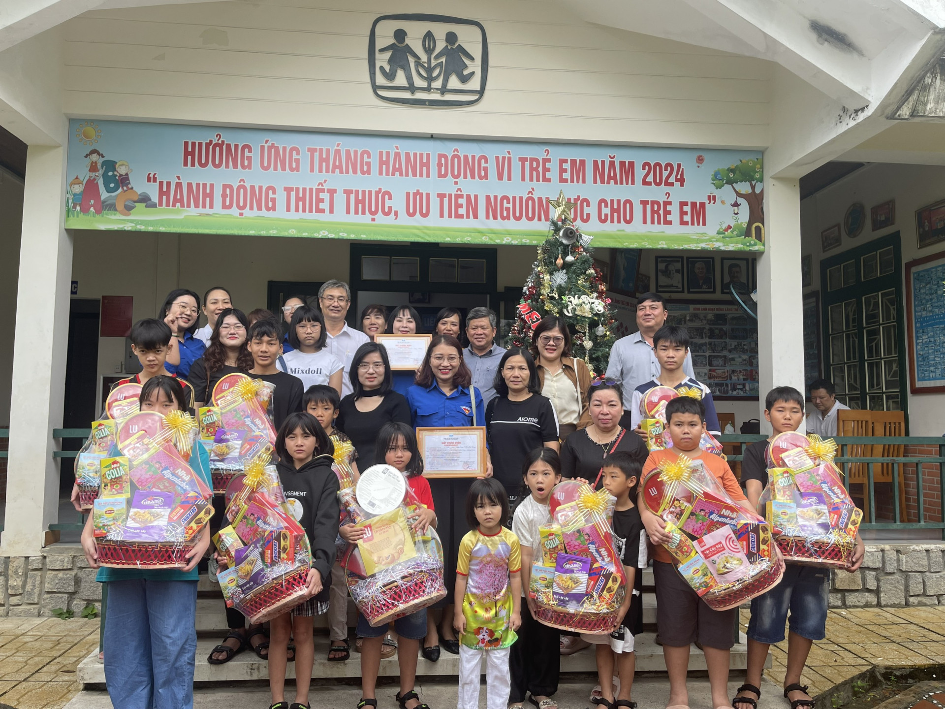 Tòa án nhân dân TP. Nha Trang tặng quà đại diện Làng trẻ em SOS Nha Trang.