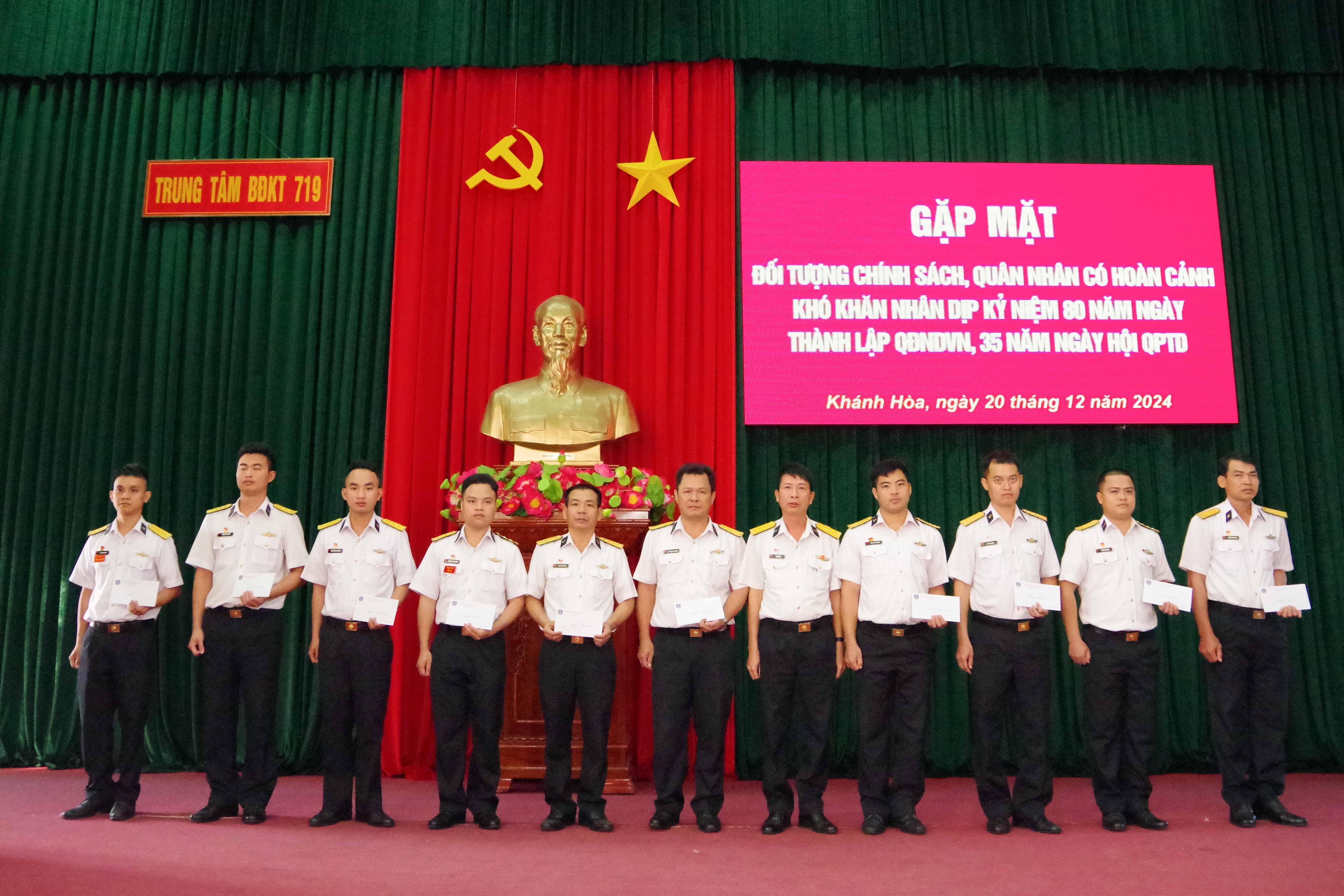 Trung tâm Bảo đảm Kỹ thuật 719: Trao quà cho các quân nhân là thương binh, gia đình có hoàn cảnh khó khăn