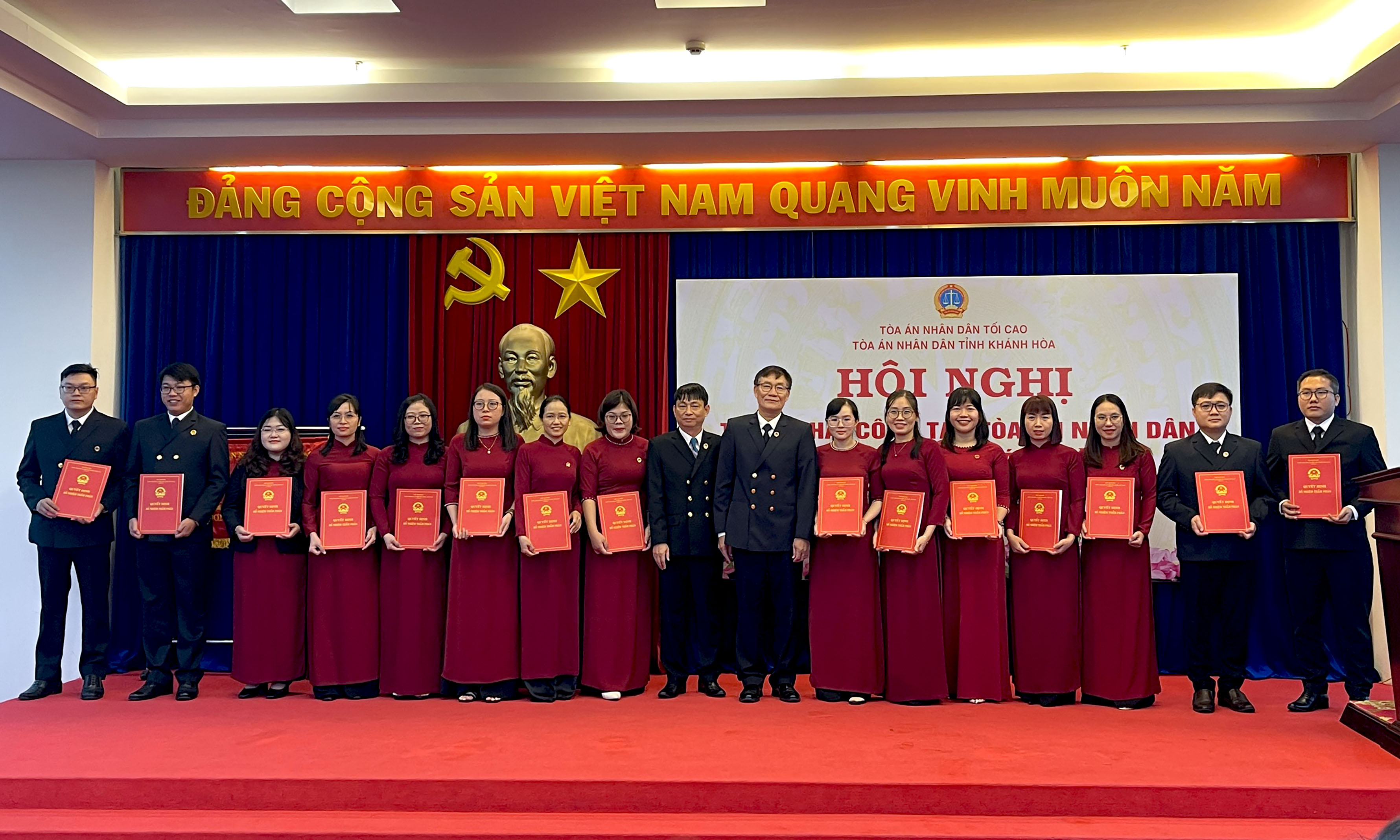 Các thẩm phán sơ cấp nhận quyết định bổ nhiệm.