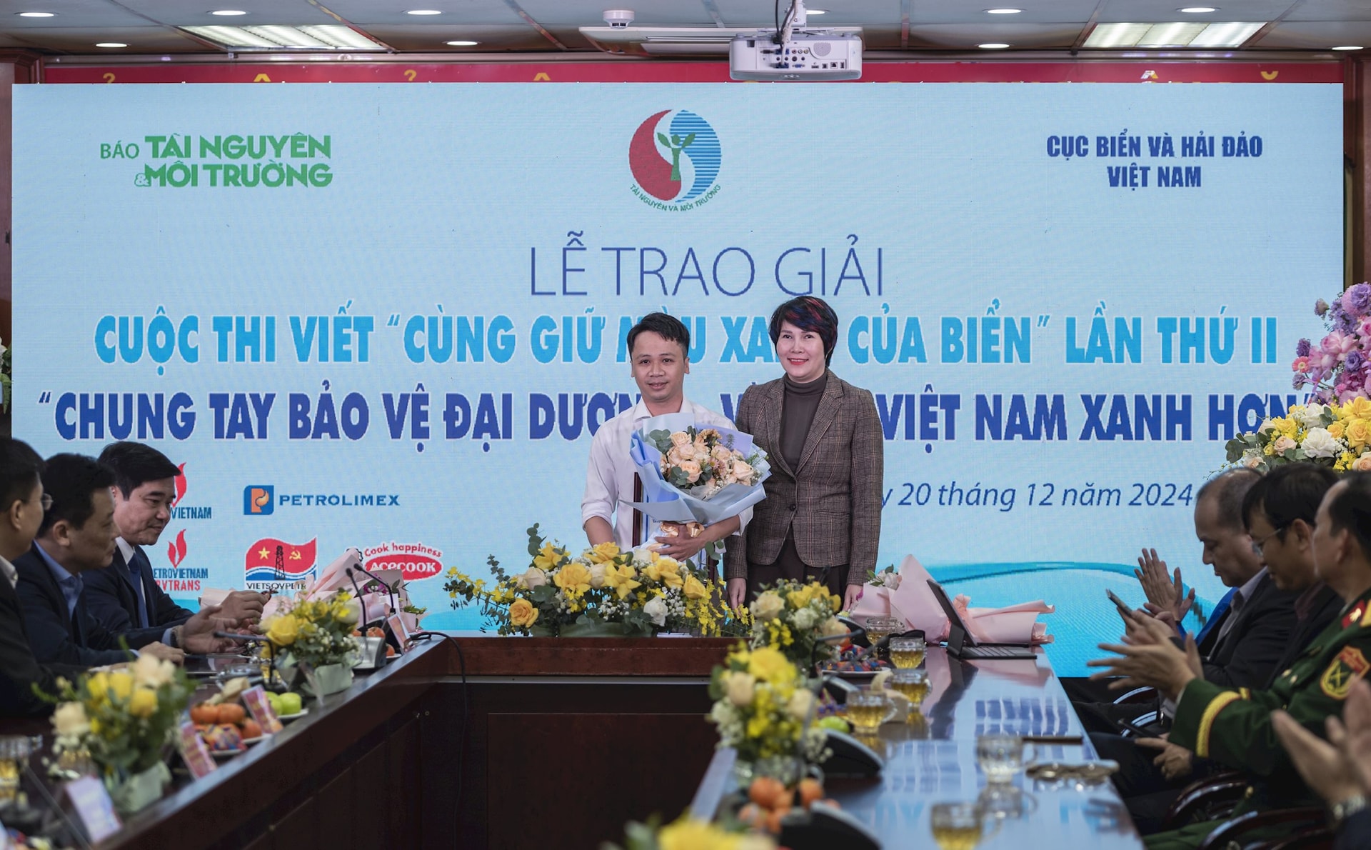 Trao giải Cuộc thi tác phẩm báo chí “Cùng giữ màu xanh của biển” lần thứ II: Tác phẩm “Chung tay phục hồi vịnh Nha Trang” của Báo Khánh Hòa đạt giải Khuyến khích