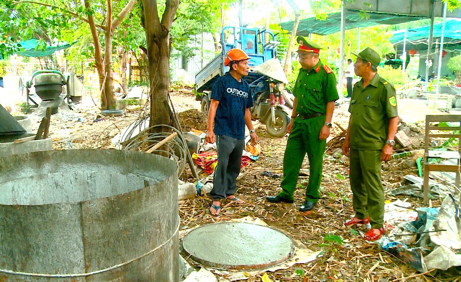 Lực lượng chức năng xã Vĩnh Thạnh tới xưởng đúc bi và chậu cây cảnh động viên anh Phan Thanh Hùng 