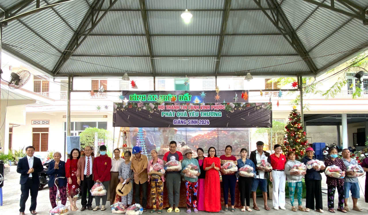 100 hộ khó khăn phường Vĩnh Phước được tặng quà