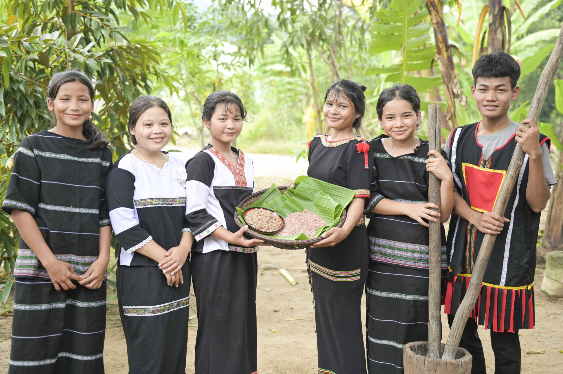 Các bạn trẻ xã Khánh Thượng học cách làm món muối cá khô, gạo rẫy.
