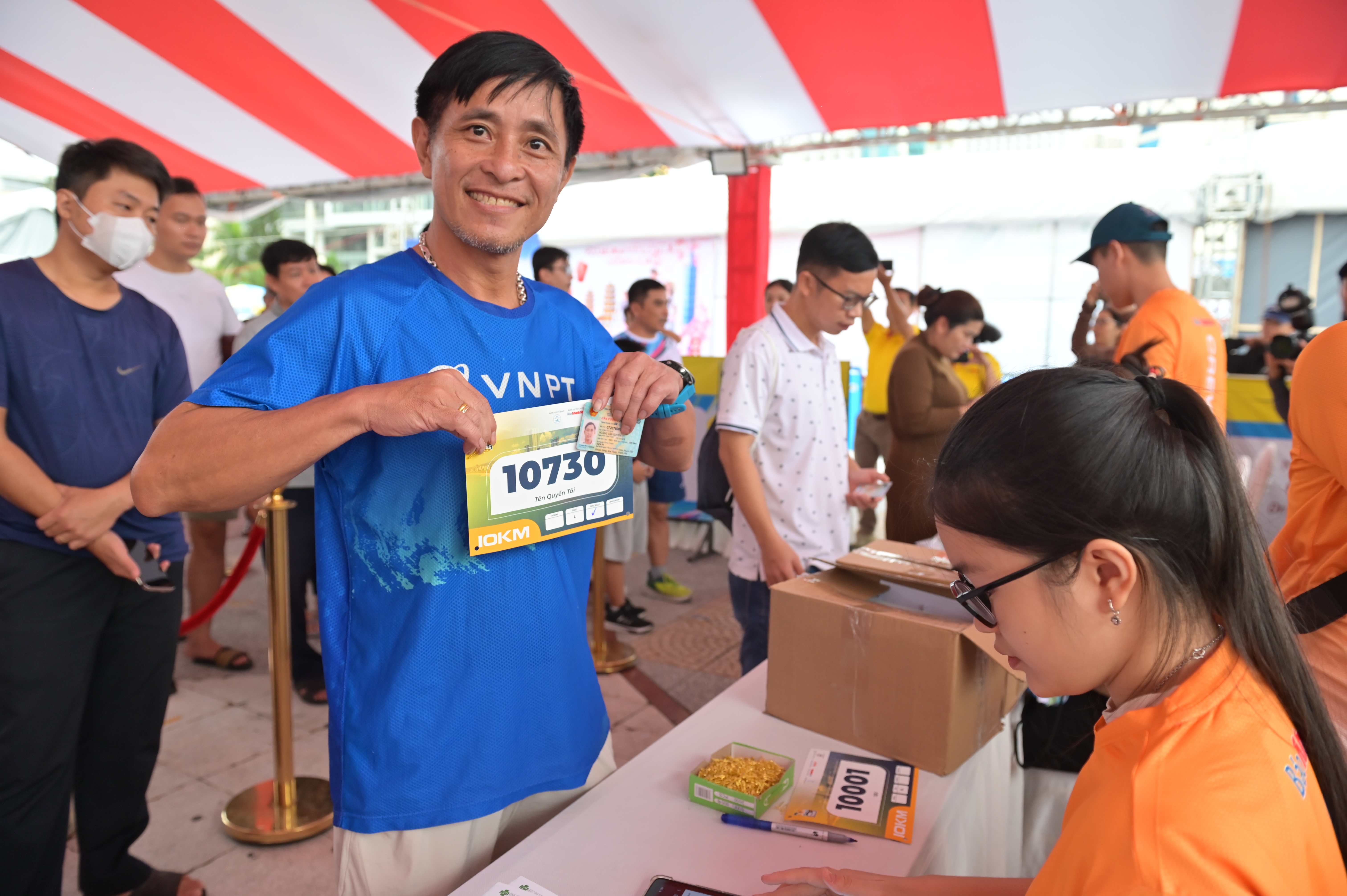 Giải Nha Trang Night Run Sanvinest - Báo Khánh Hòa 2024: Cổng racekit đã mở, vận động viên hào hứng nhận racekit