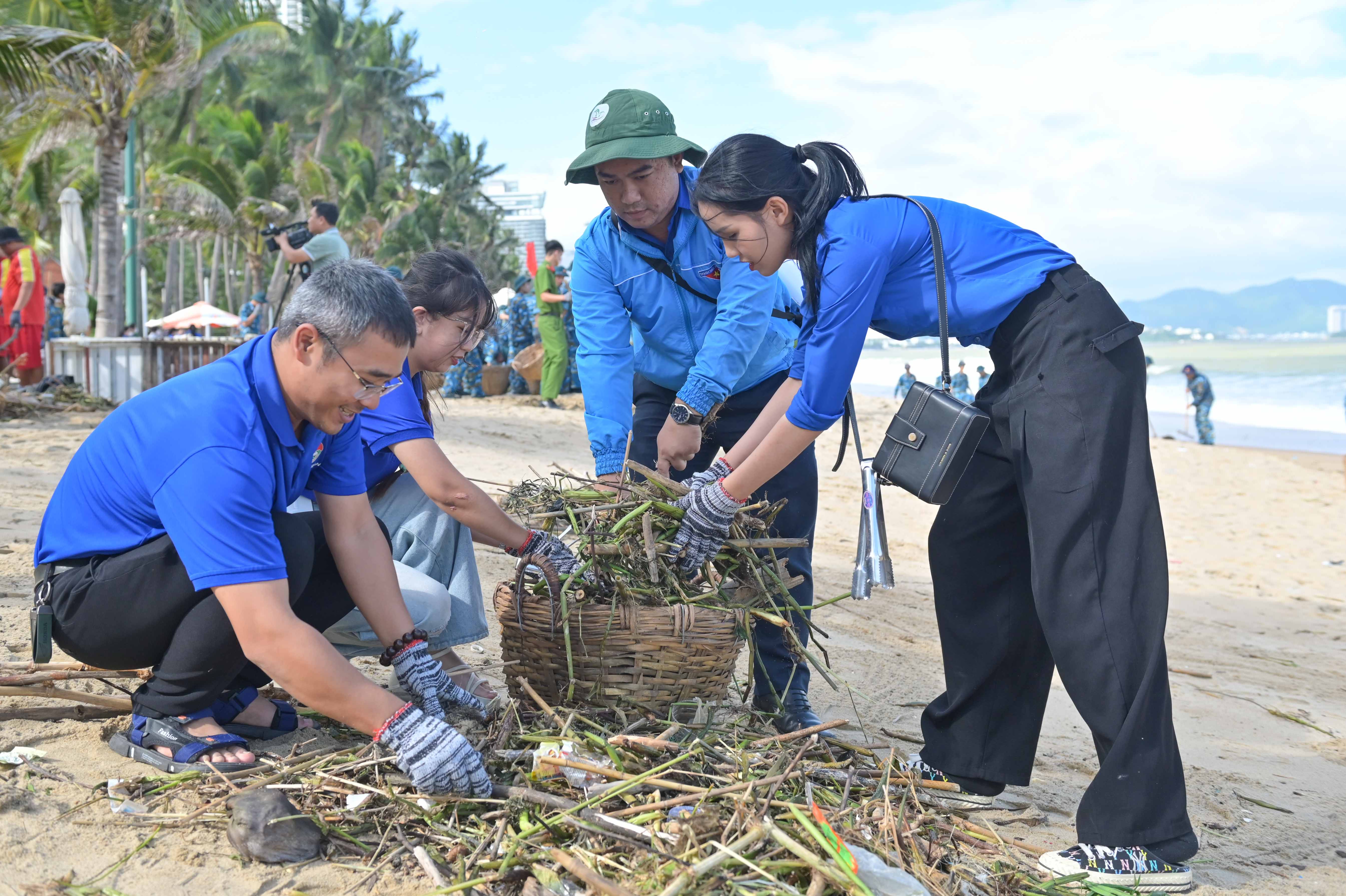 Hơn 350 cán bộ, chiến sĩ, đoàn viên, thanh niên tham gia dọn rác trên bãi biển