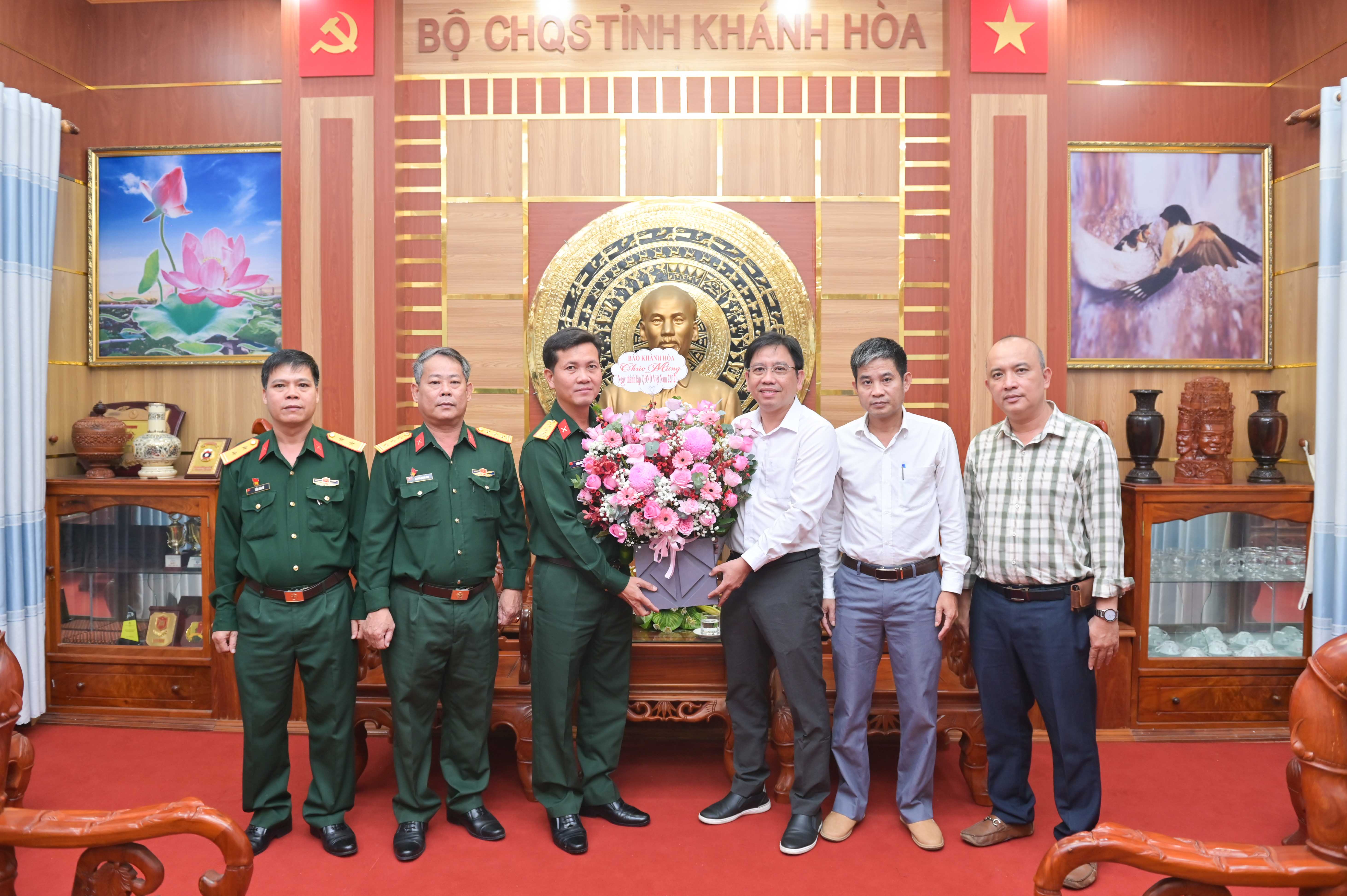 Báo Khánh Hòa thăm, chúc mừng các đơn vị quân đội