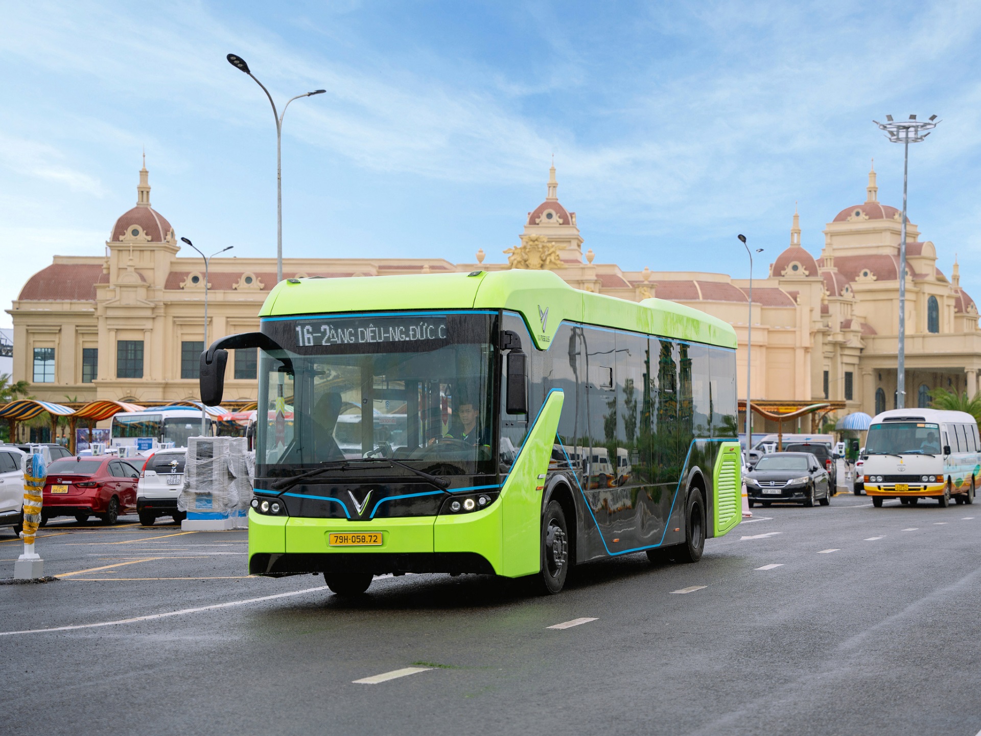 Electric bus Cam Ranh Airport - Vinpearl Nha Trang put into operation