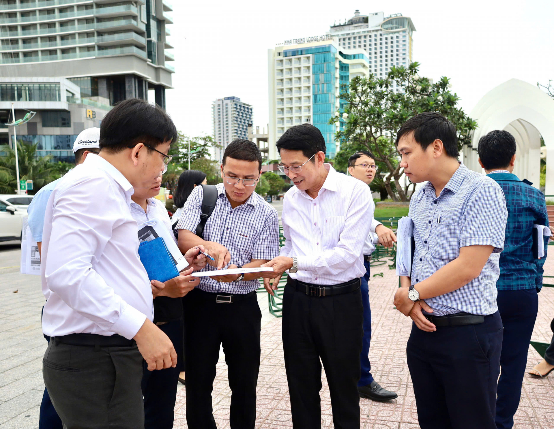 Ông Đinh Văn Thiệu - Phó Chủ tịch UBND tỉnh kiểm tra thực tế tại Quảng trường 2 tháng 4.