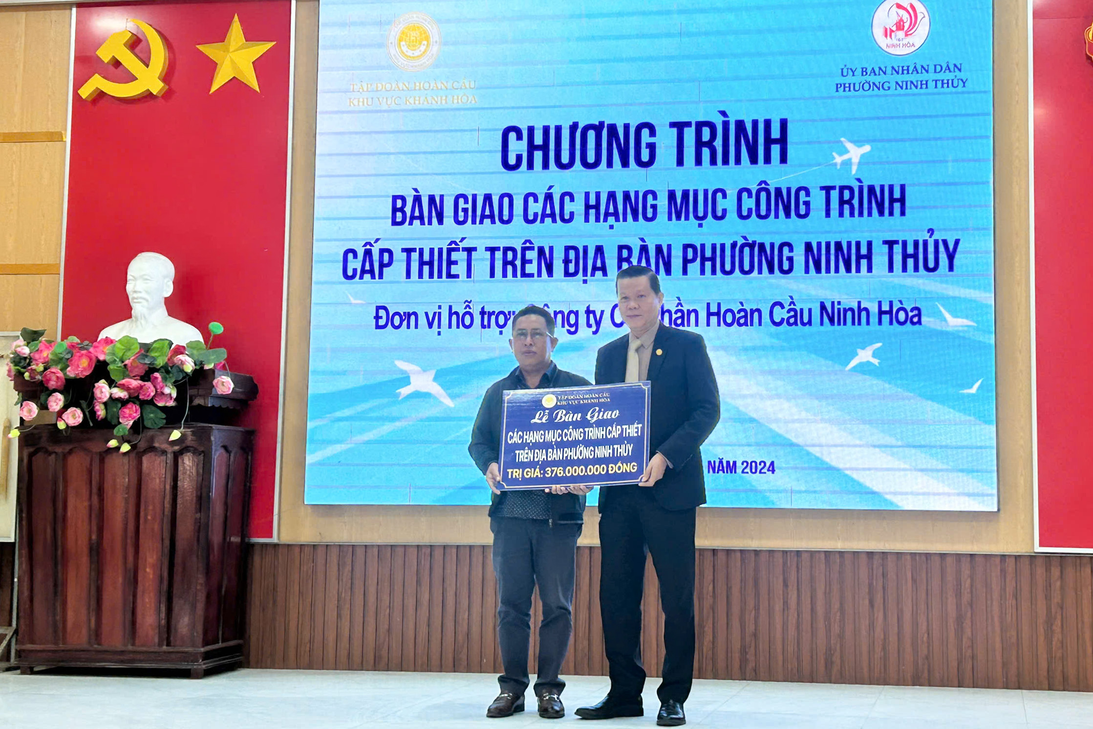 Tập đoàn Hoàn Cầu khu vực Khánh Hòa trao tặng UBND phường Ninh Thủy các trang thiết bị trị giá 376 triệu đồng