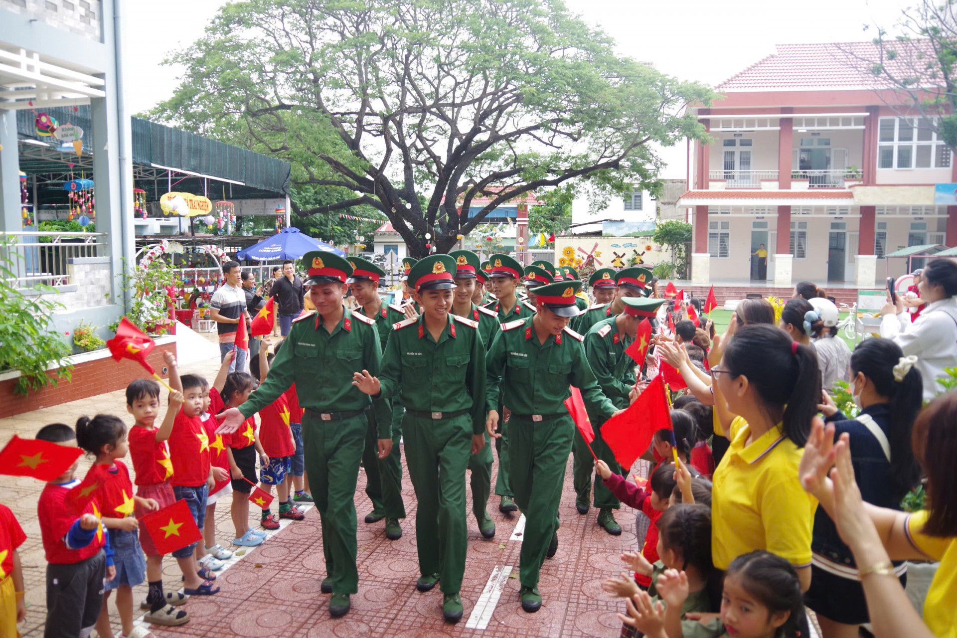 Cô và trò hân hoan chào đón các chú bộ đội.