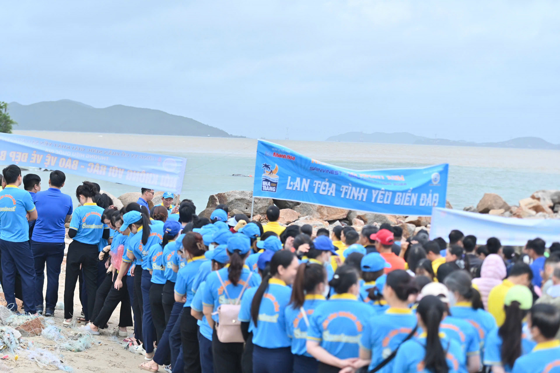 Hoạt động truyền đi thông điệp của Giải Nha Trang Night Run Sanvinest - Báo Khánh Hòa 2024 là “Lan tỏa tình yêu biển đảo”. 