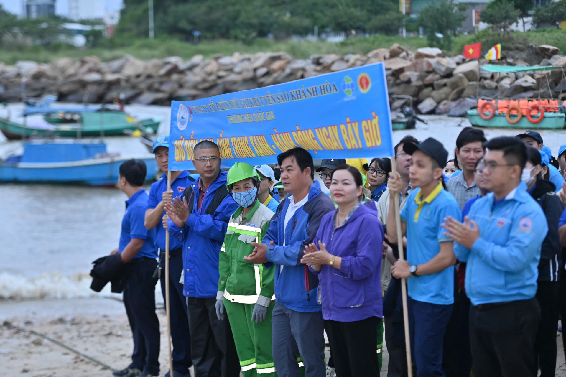 Các tình nguyện viên tham gia Lễ phát động hoạt động bảo vệ môi trường biển với thông điệp “Lan tỏa tình yêu biển đảo.