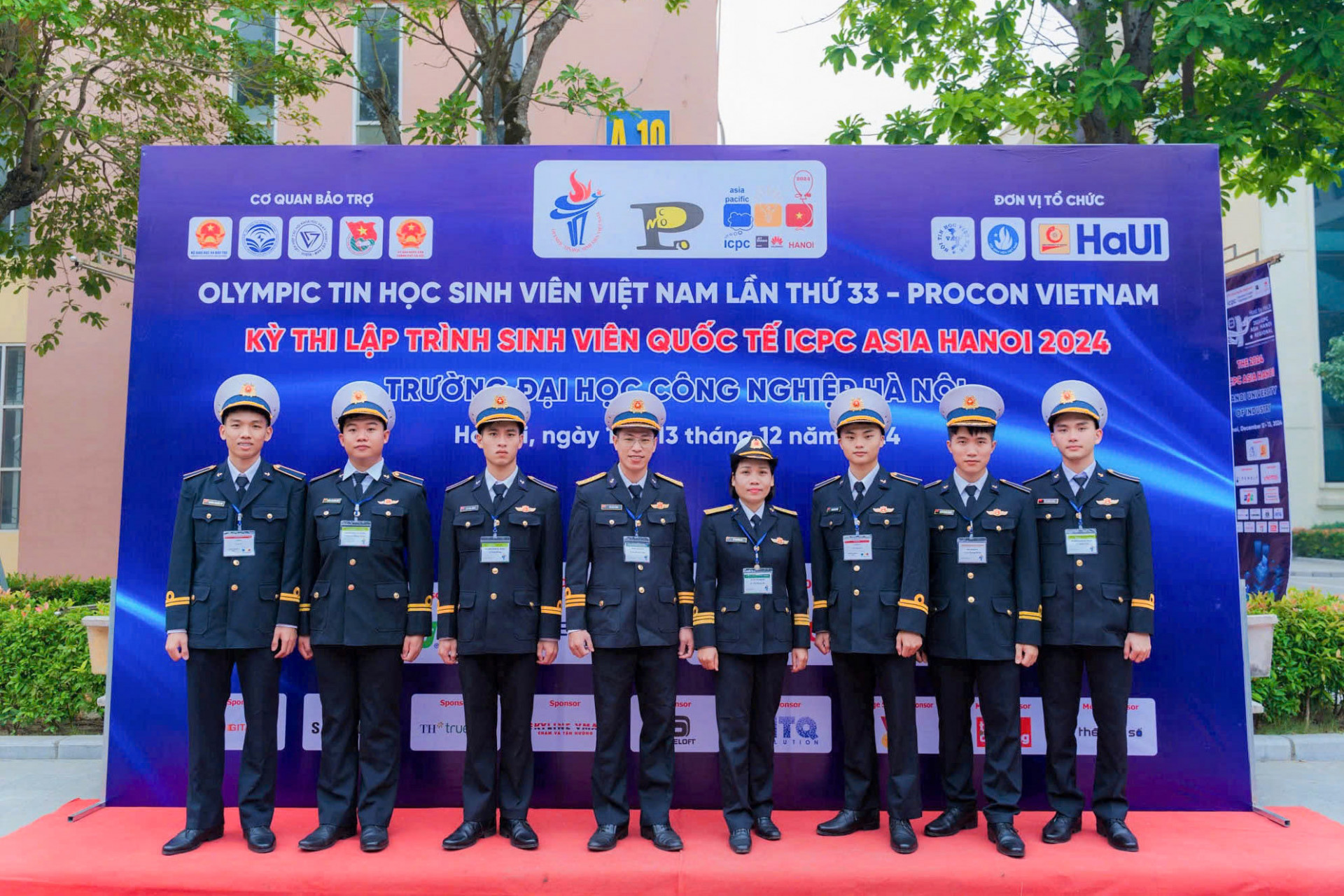 Đội tuyển Olympic Tin học của Học viện Hải quân tham gia kỳ thi.