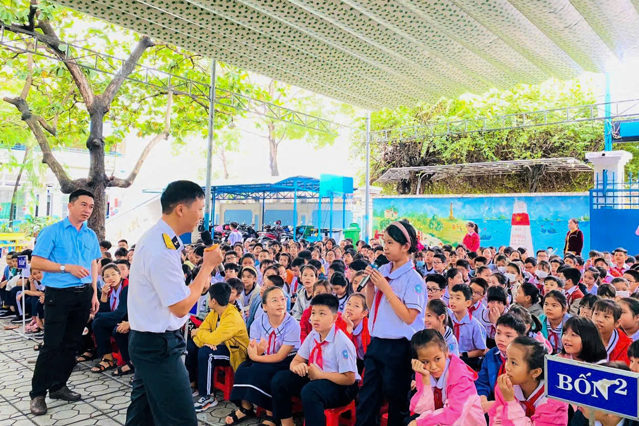 Học viện Hải quân: Nói chuyện truyền thống và tuyên truyền biển, đảo cho hơn 1.000 giáo viên, học sinh