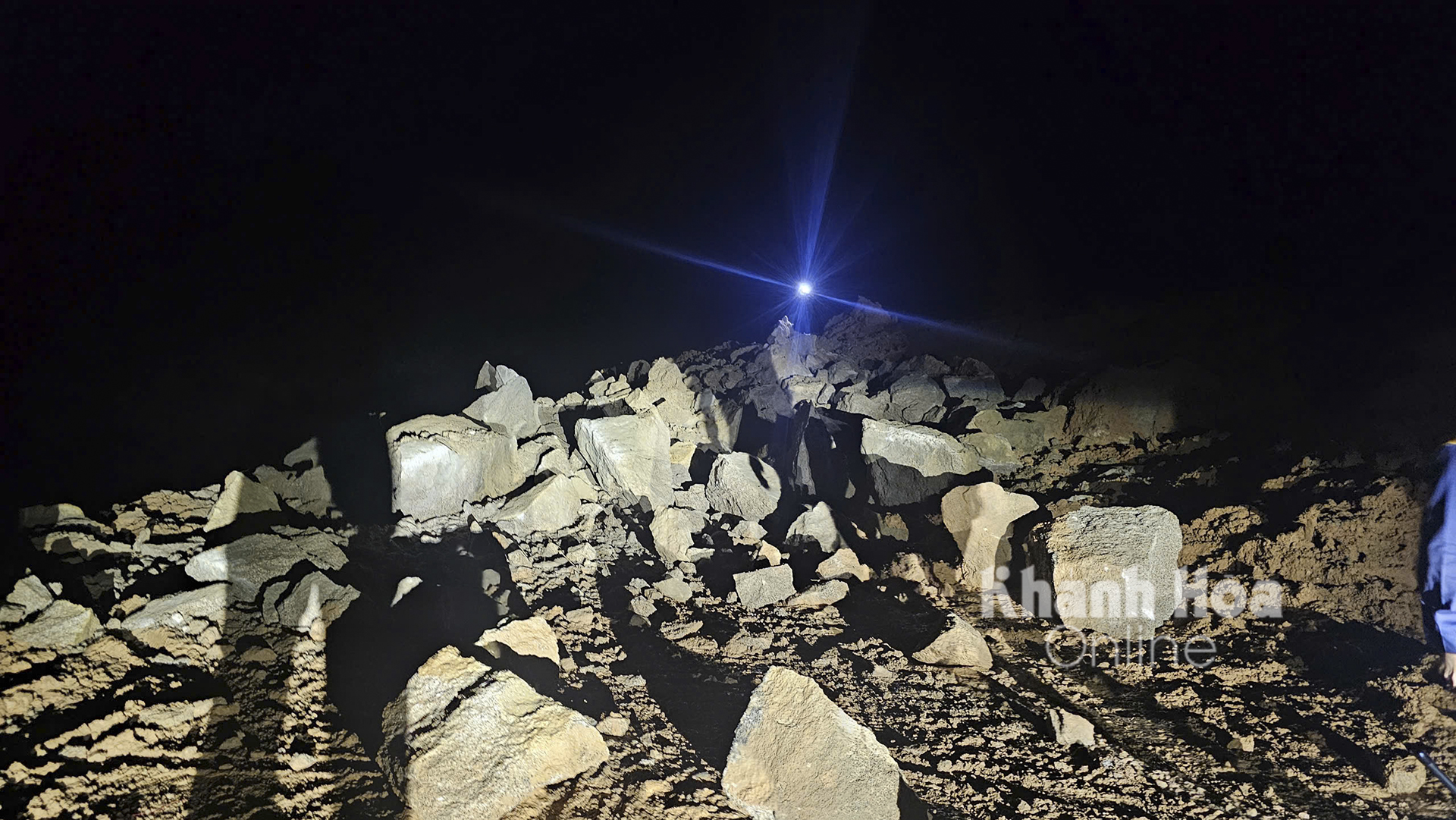 Dùng mìn phá khối đá hàng trăm tấn chắn ngang đèo Khánh Lê