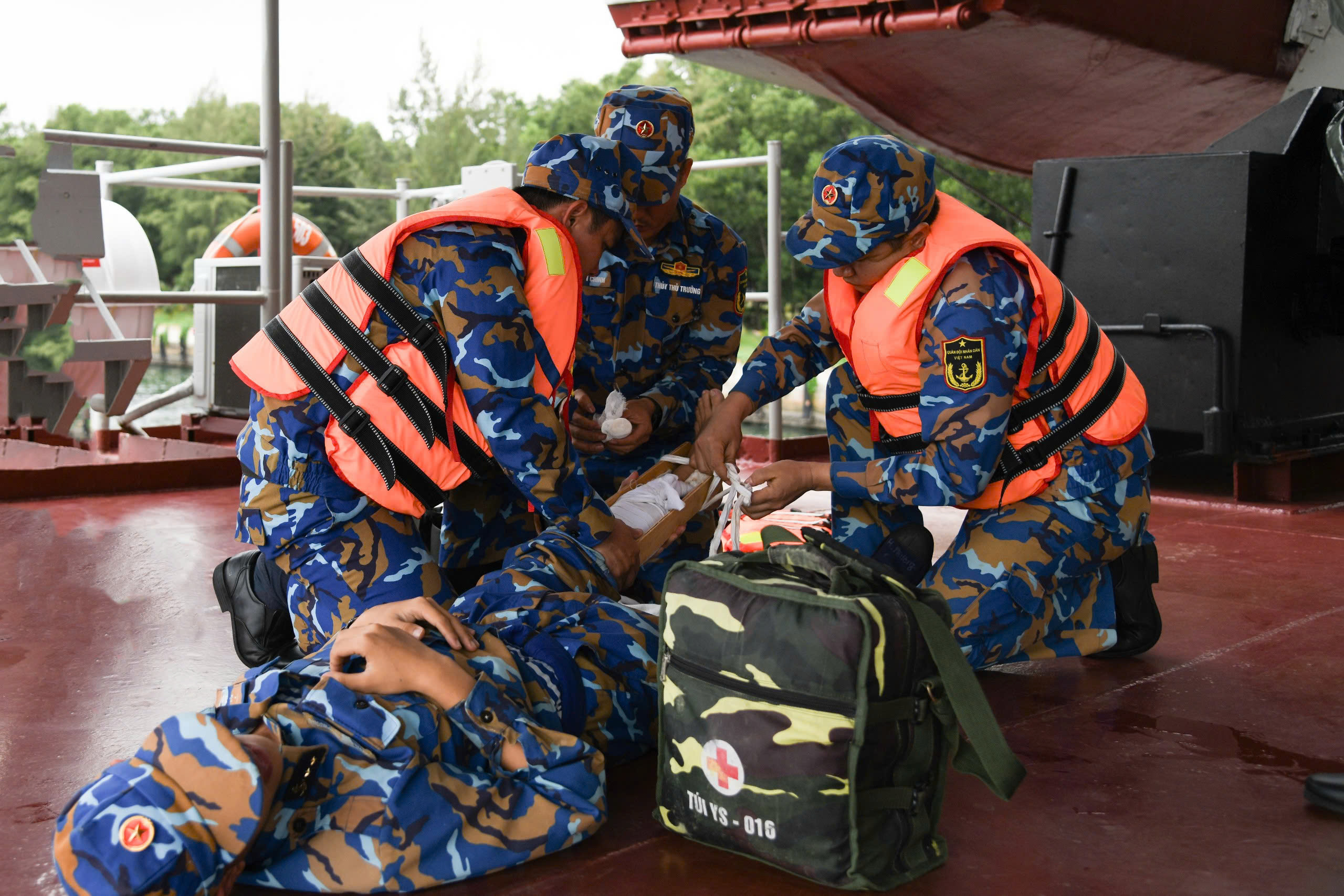 Kiểm tra thực hành 5 kỹ thuật cấp cứu thương binh trên Tàu 503.