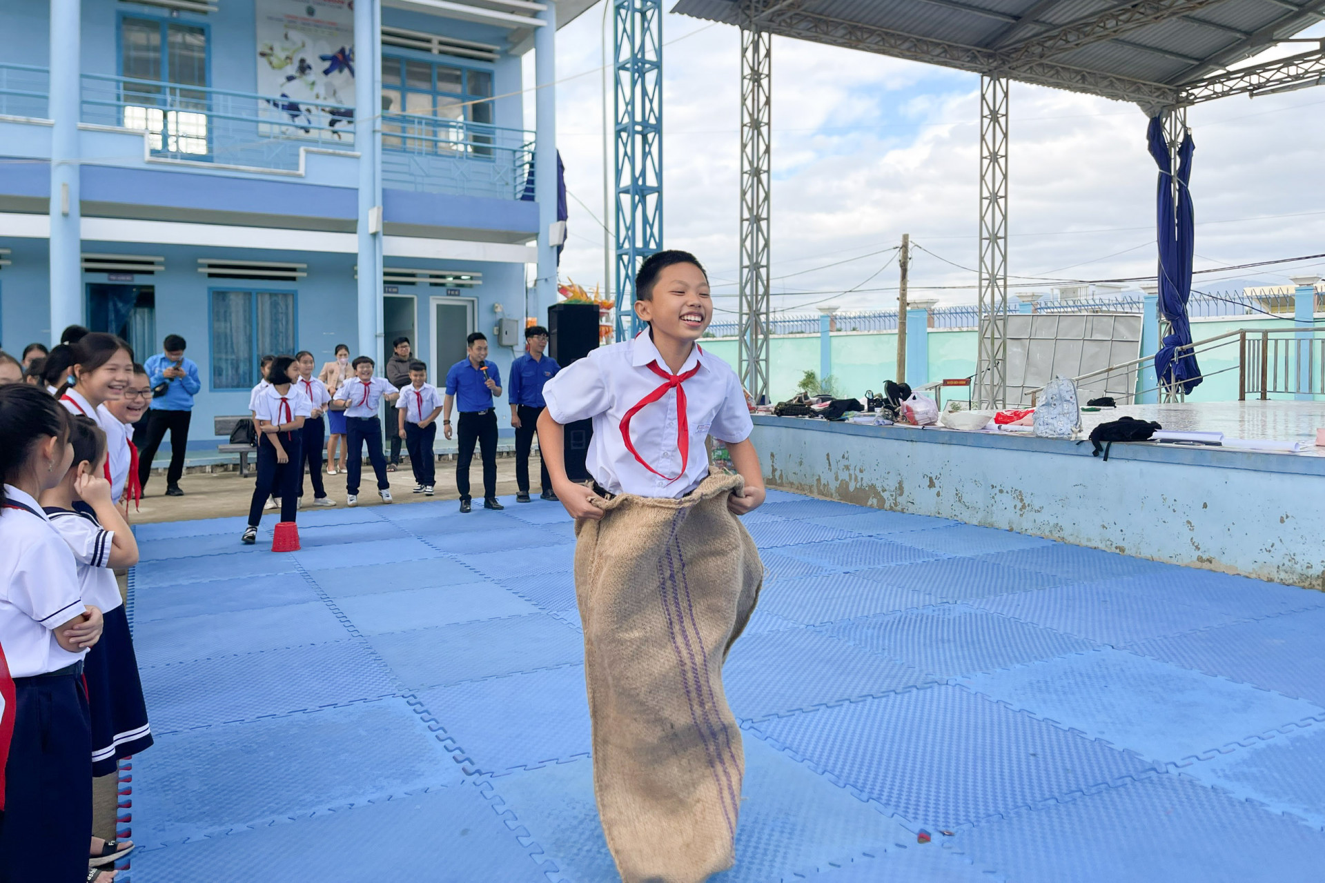 Các thiếu nhi tham gia hoạt động vui chơi.