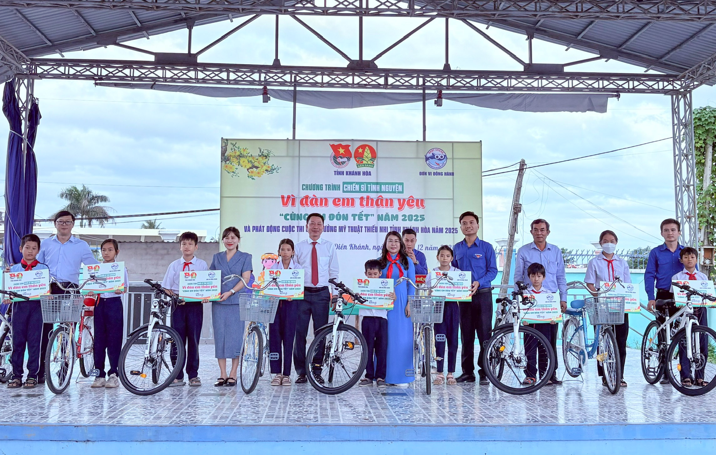 Trao 10 xe đạp và 30 phần quà cho thiếu nhi khó khăn