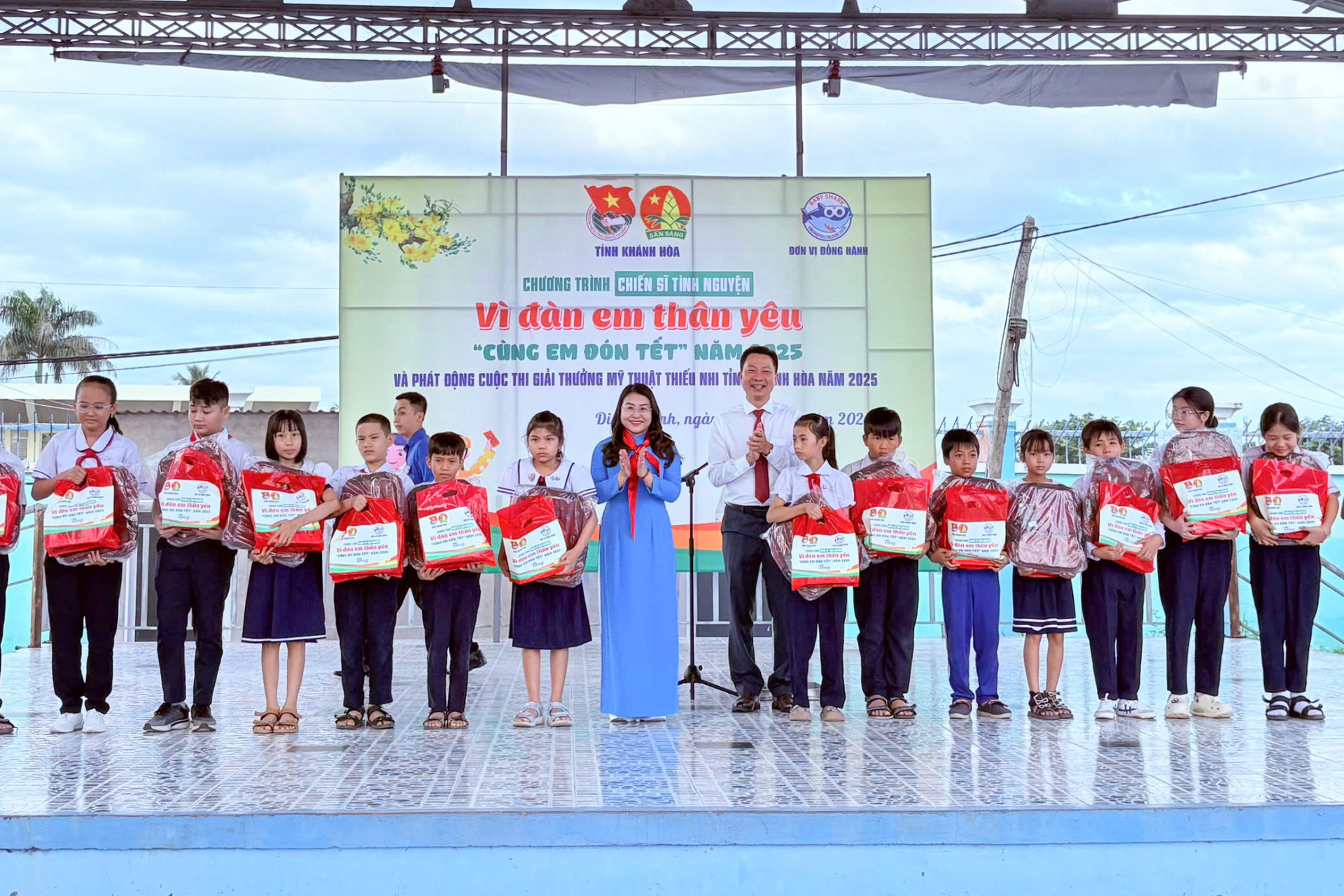 Trao quà cho các em thiếu nhi.