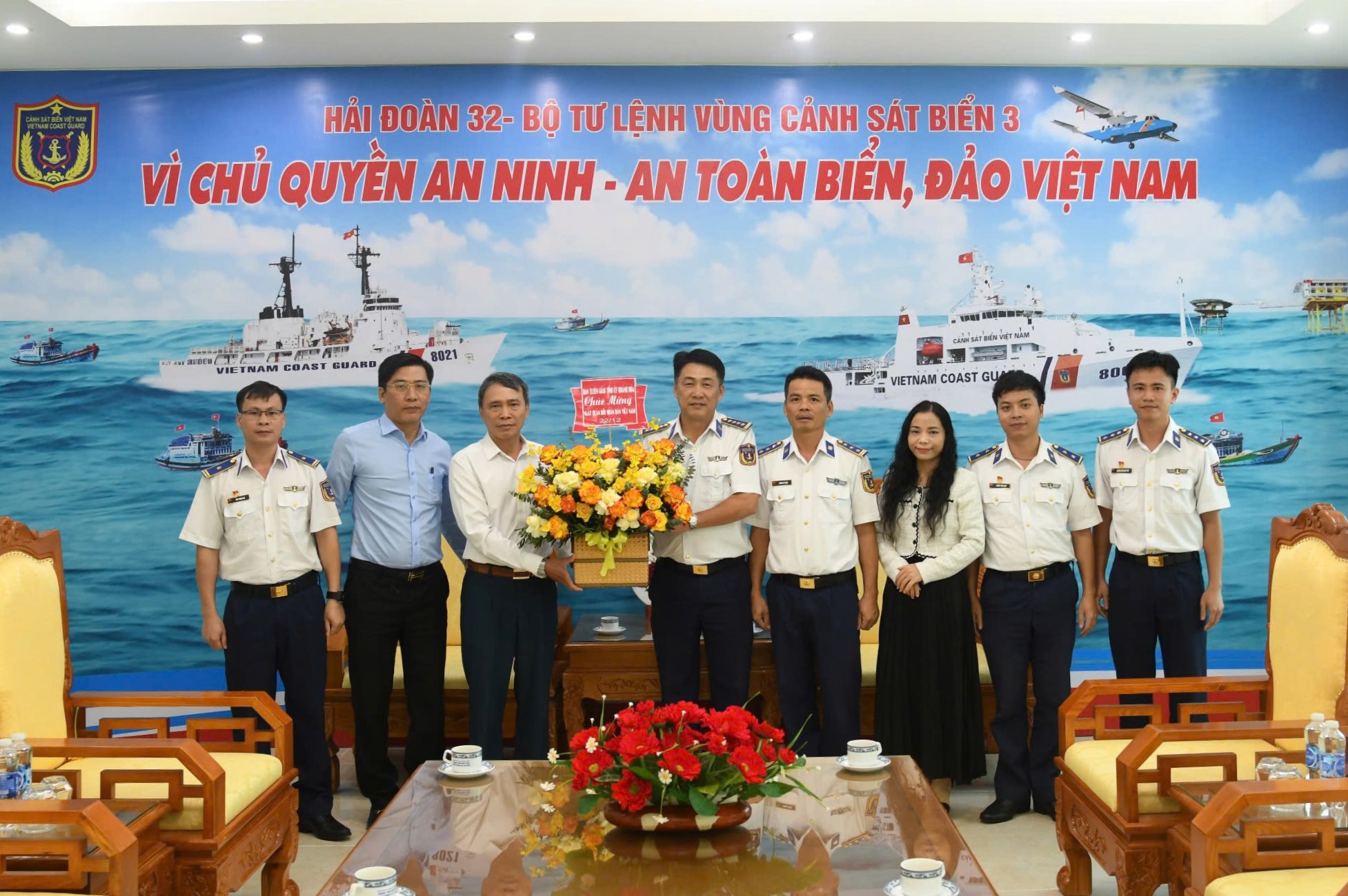 Đoàn công tác Ban Tuyên giáo Tỉnh ủy đến thăm, chúc mừng cán bộ, chiến sĩ Hải đoàn Cảnh sát biển 32