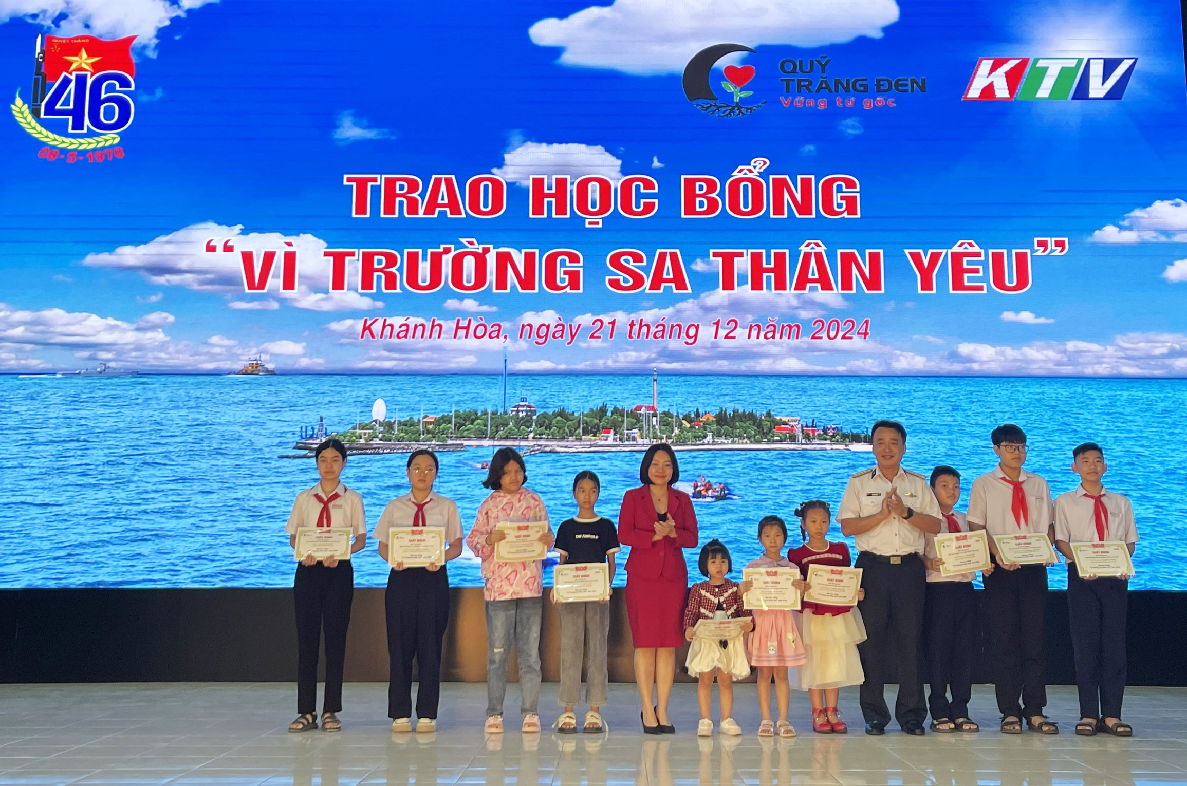 Đài Phát thanh và Truyền hình Khánh Hòa cùng Quỹ Trăng Đen trao 25 học bổng “Vì Trường Sa thân yêu”