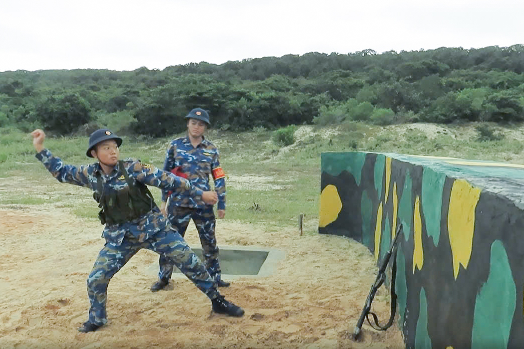 Học viên thực hành ném lựu đạn.