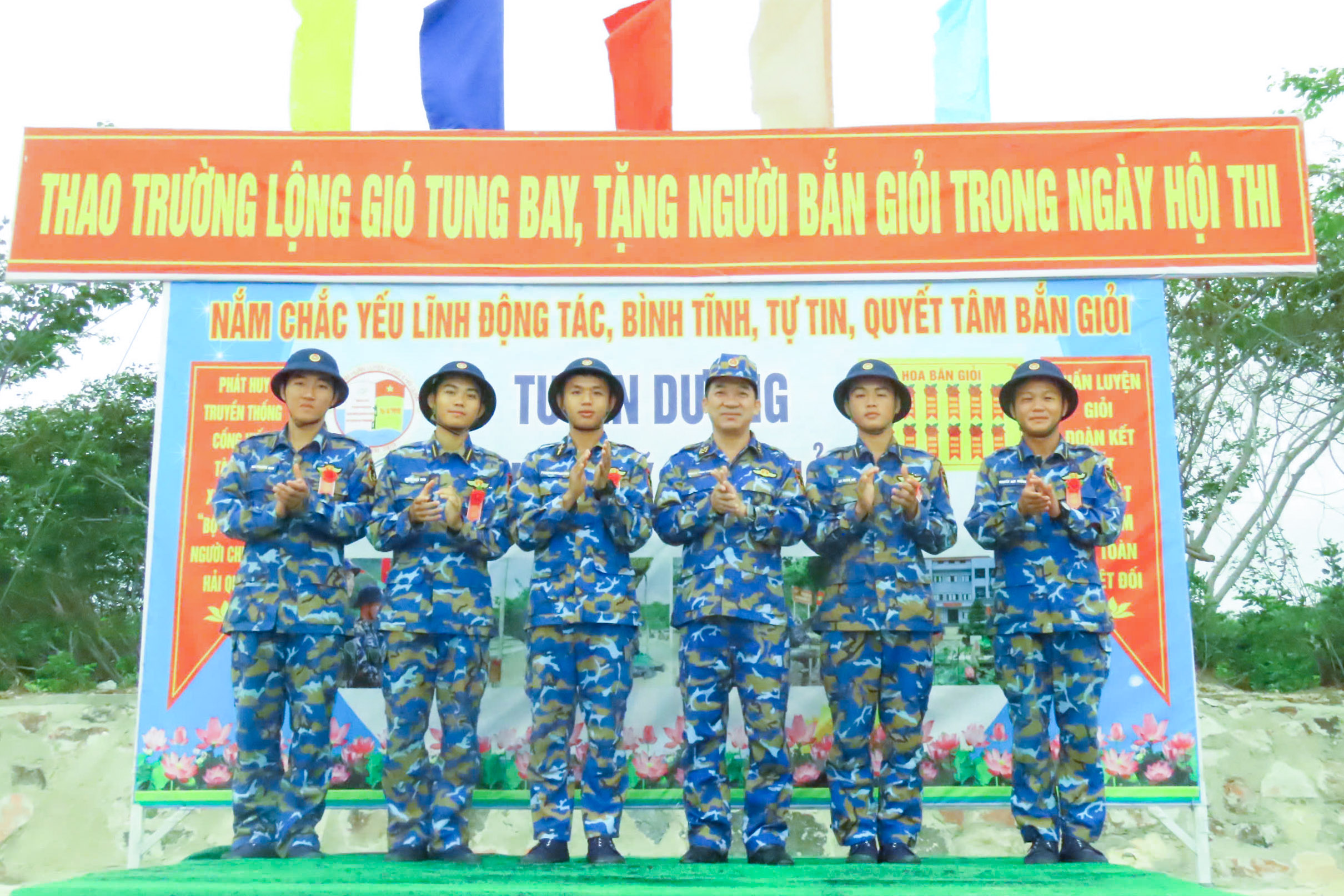 Chính ủy Trung tâm tặng hoa bắn giỏi cho các học viên.