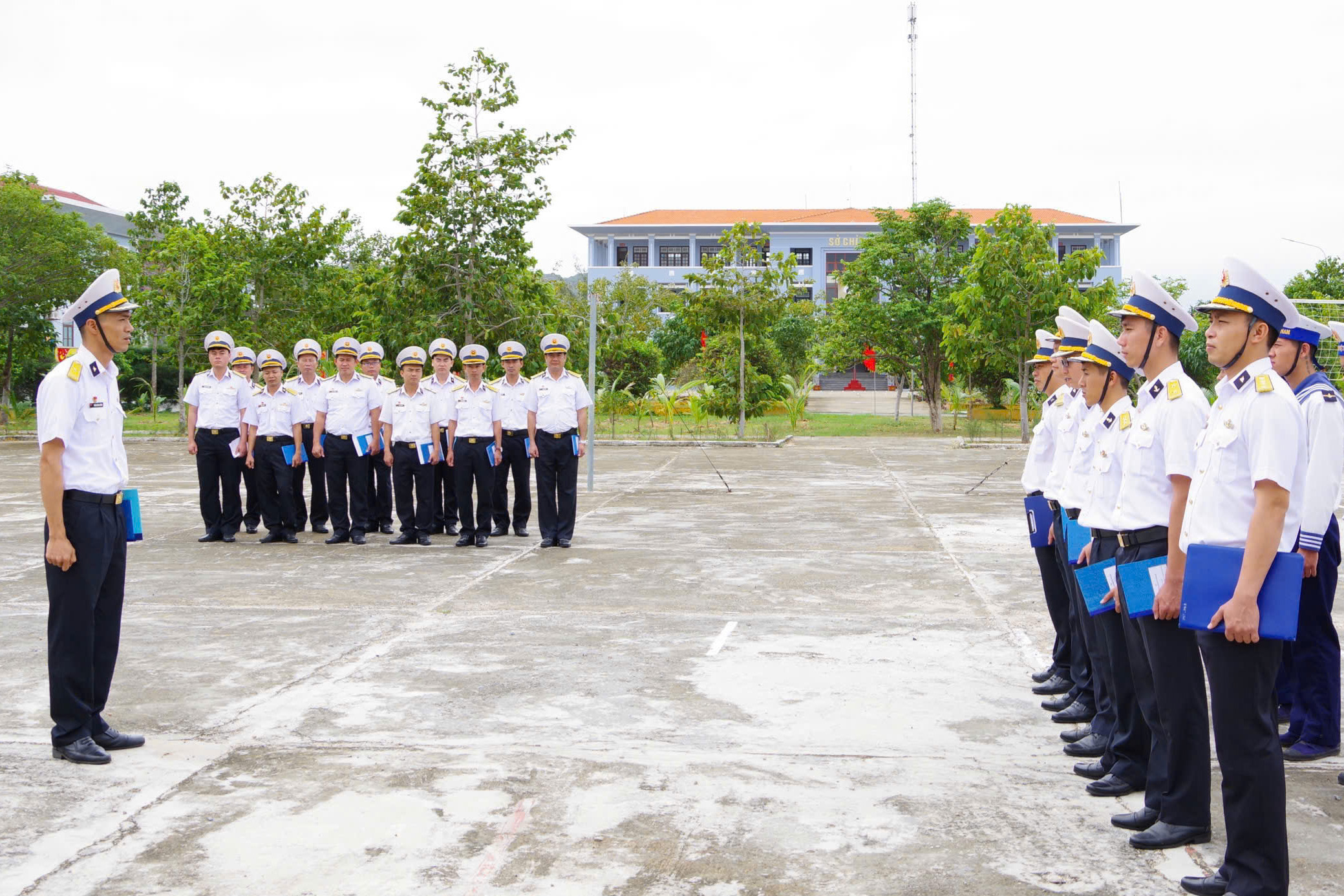 Tập huấn nội dung điều lệnh đội ngũ.