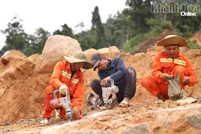 Nỗ lực thông đèo Khánh Lê