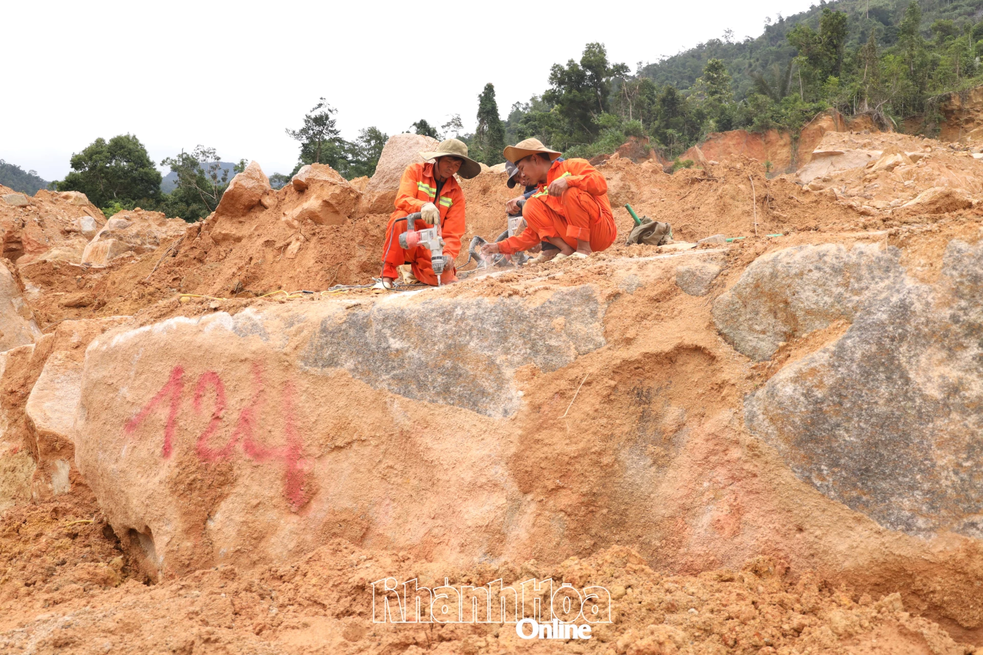 Công nhân khoan phá đá tại điểm sạt lở.