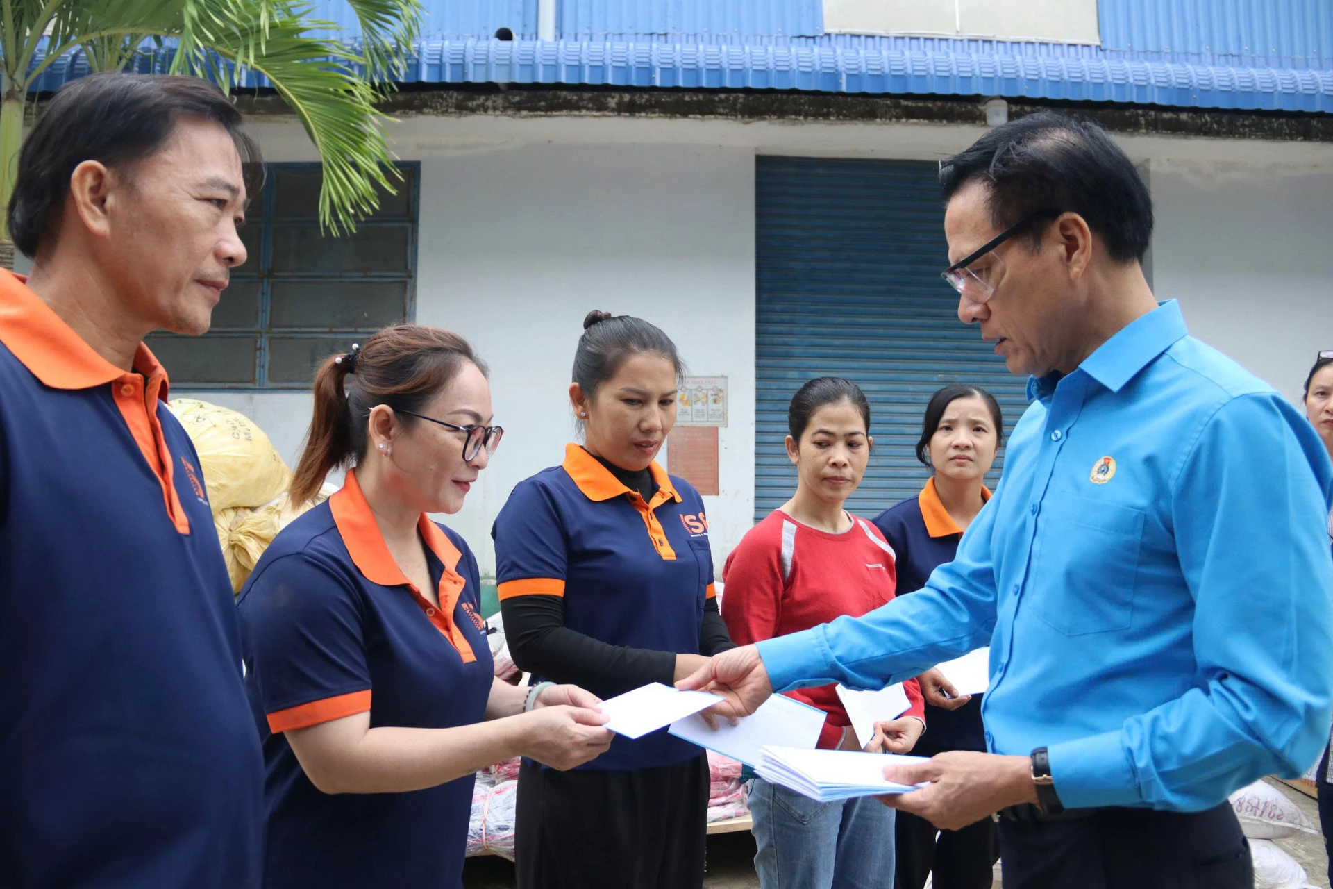 Lãnh đạo Liên đoàn Lao động tỉnh trao hỗ trợ cho công nhân bị thiệt hại do mưa lũ.