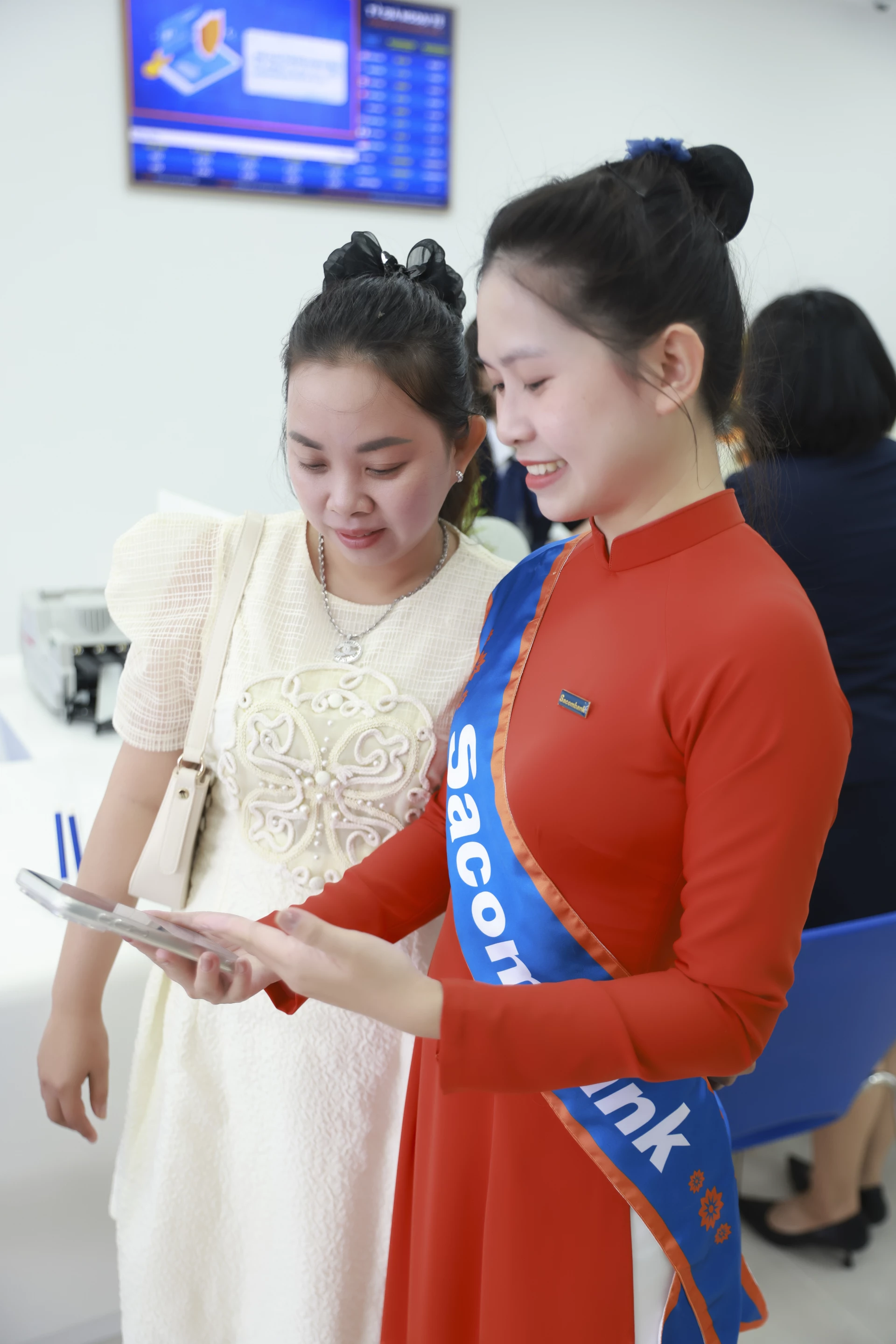 Nhân viên Sacombank hướng dẫn khách hàng sử dụng ứng dụng ngân hàng số.