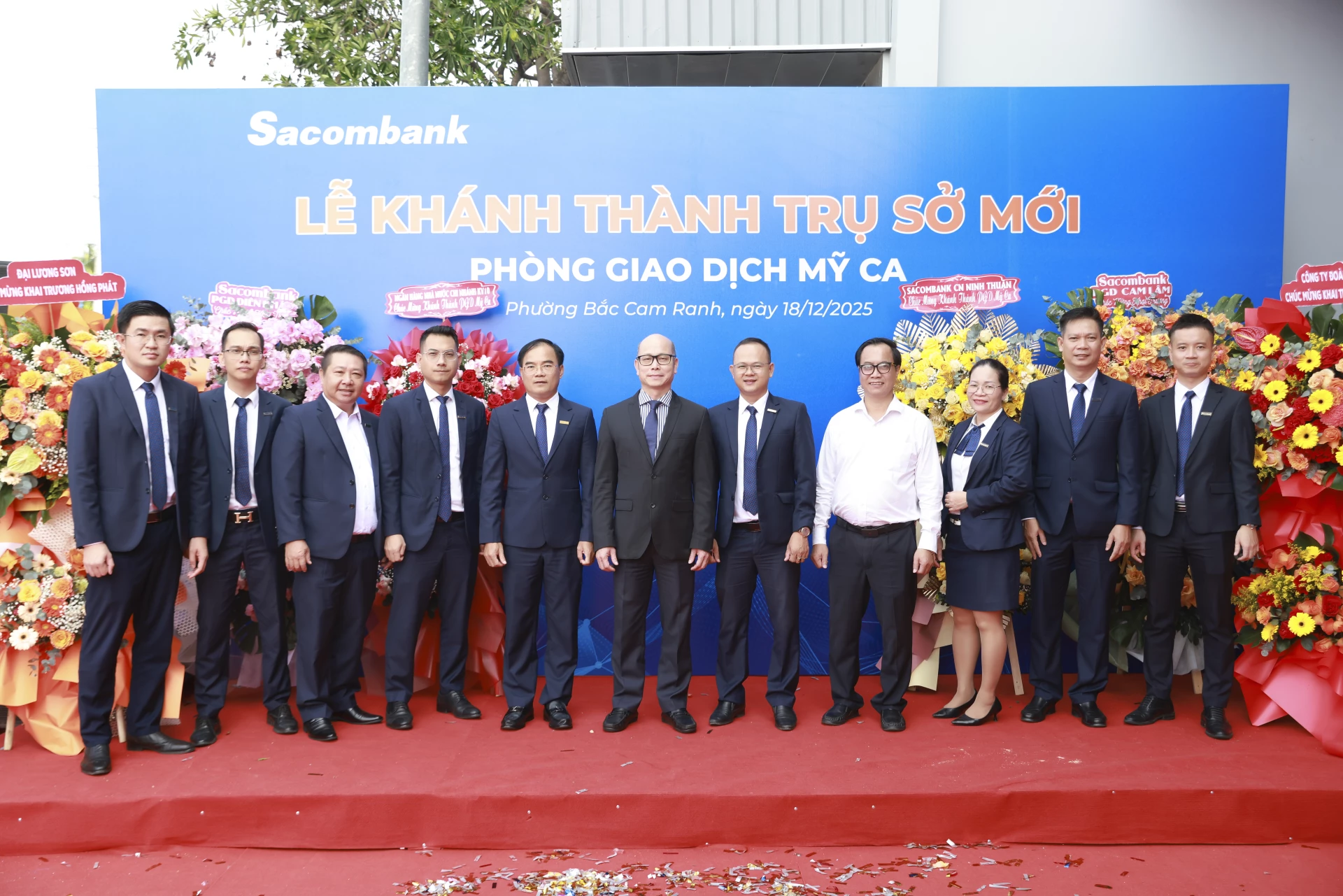 Các đại biểu chụp ảnh lưu niệm tại lễ khánh thành.