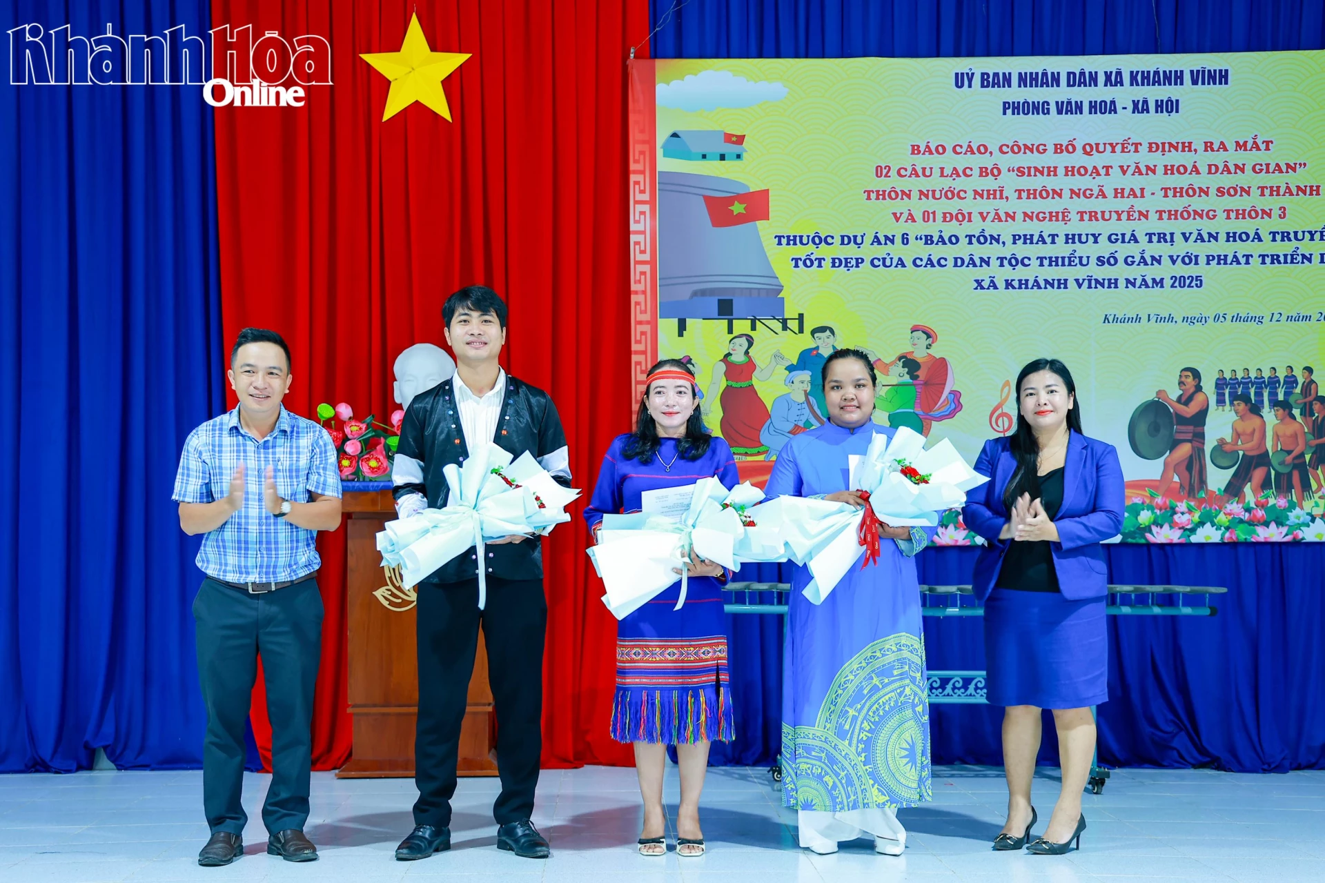 Lãnh đạo xã Khánh Vĩnh trao quyết định thành lập cho đại diện 2 câu lạc bộ và đội văn nghệ.