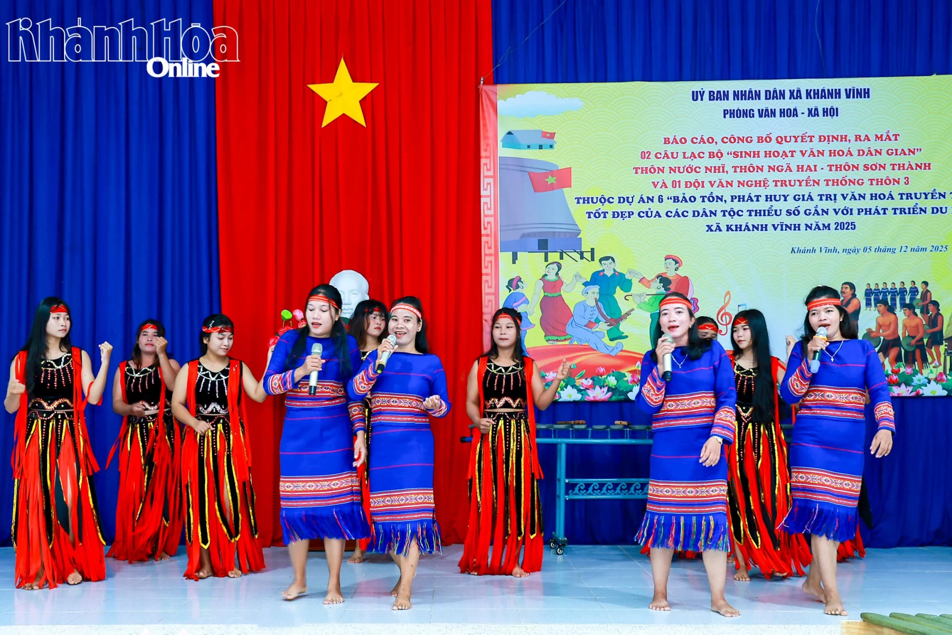 Tiết mục hát múa “Đêm hội cồng chiêng” do thành viên đội văn nghệ Thôn 3 (xã Khánh Vĩnh) biểu diễn.