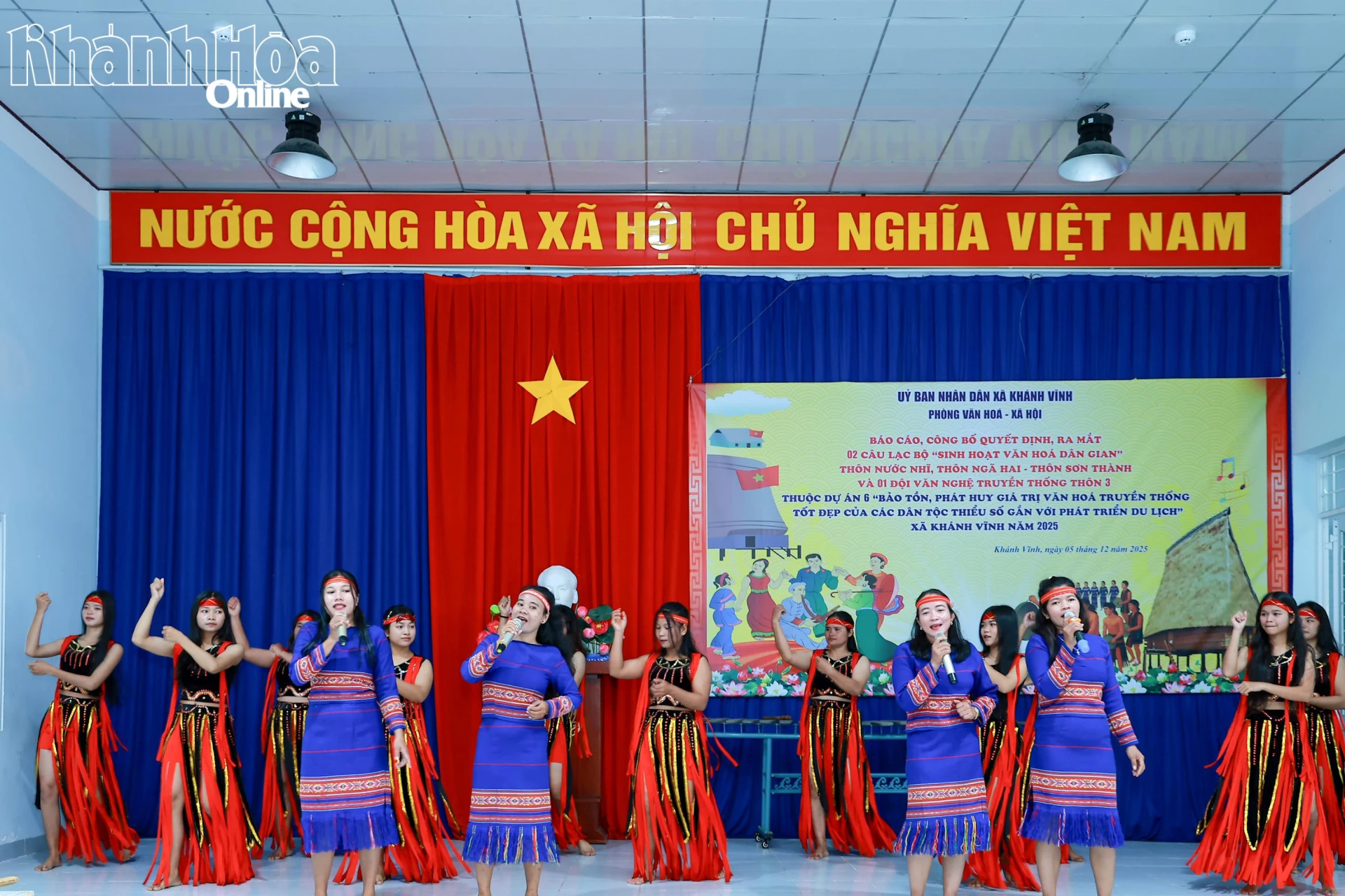 Tiết mục hát múa do các viên đội văn nghệ thôn 3 biểu diễn.