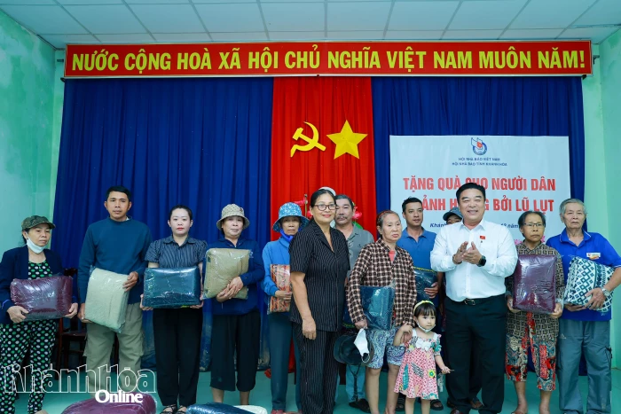 Hội Nhà báo tỉnh Khánh Hòa trao 200 suất quà cho người dân bị ảnh hưởng bởi lũ lụt