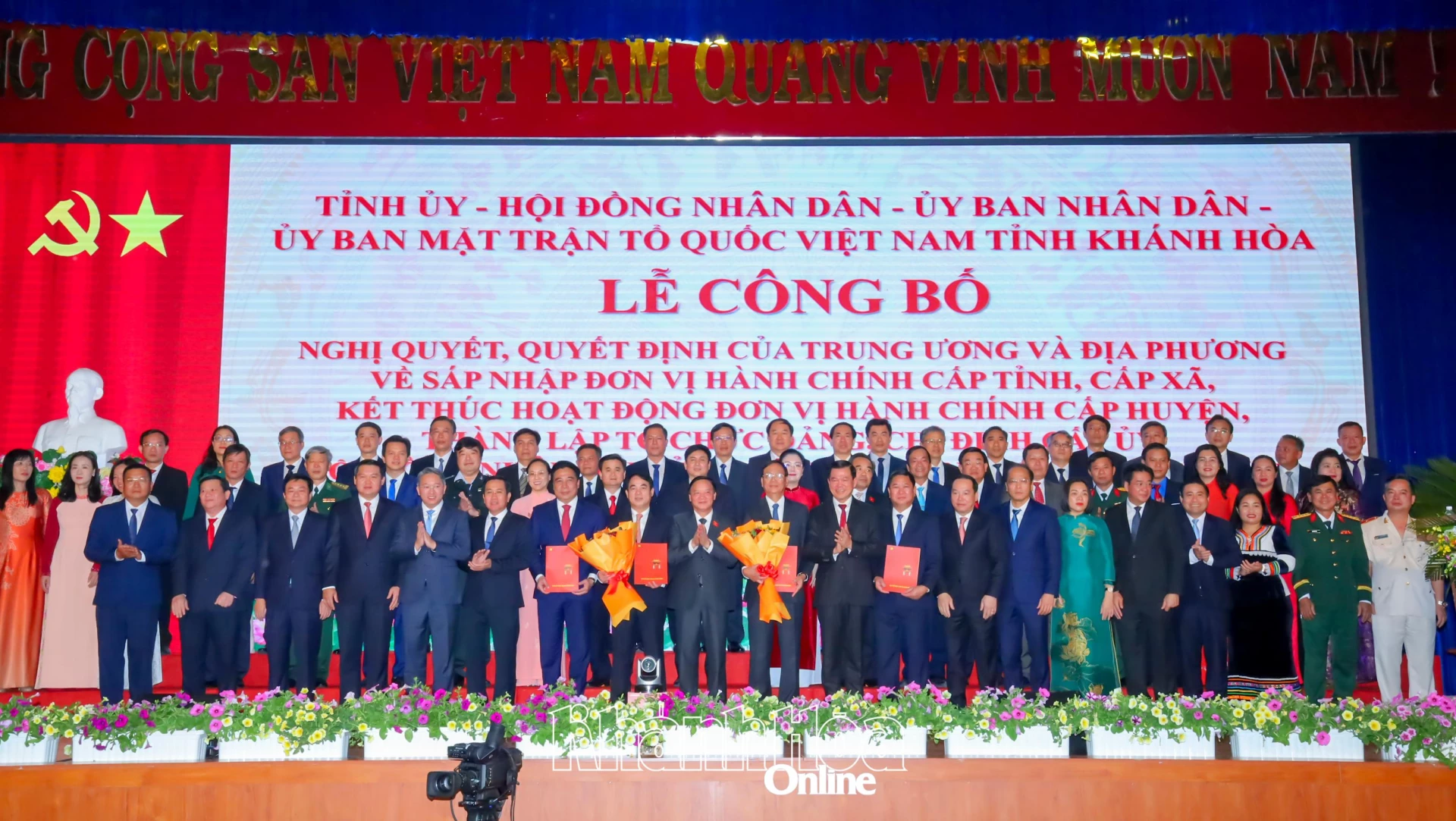 Phó Chủ tịch Thường trực Quốc hội Nguyễn Khắc Định cùng Phó Chủ nhiệm Ủy ban Kiểm tra Trung ương Nguyễn Hồng Lĩnh, Bộ trưởng Bộ Tư pháp Nguyễn Hải Ninh trao quyết định và chụp ảnh lưu niệm cùng Ban Chấp hành Đảng bộ tỉnh Khánh Hòa.