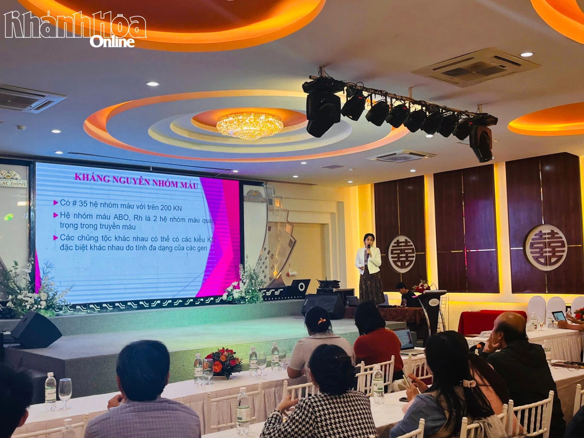 Báo cáo viên báo cáo một chuyên đề tại hội nghị.