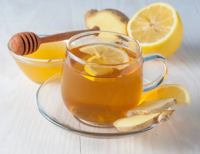 Bạn có thể dùng gừng để ngâm chân, pha trà hoặc kết hợp với quế, chanh để chăm sóc sức khỏe.